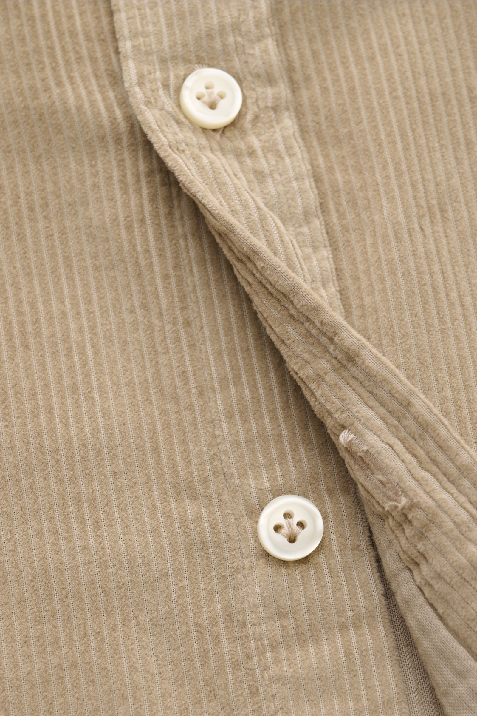 Nahaufnahme des taupefarbenen Sonrisa Cordhemds Haifisch-Kragen aus Baumwollcord mit weichem Griff, Slim Fit und Knopfleiste, seitliche Perspektive.