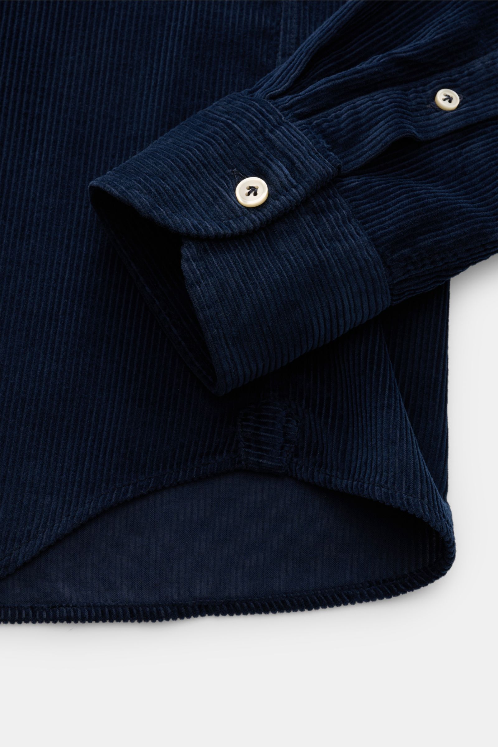 Nahaufnahme des Saums und der Manschette des Sonrisa Cordhemd Haifisch-Kragen navy aus weichem, warmem Baumwollcord, Slim Fit.