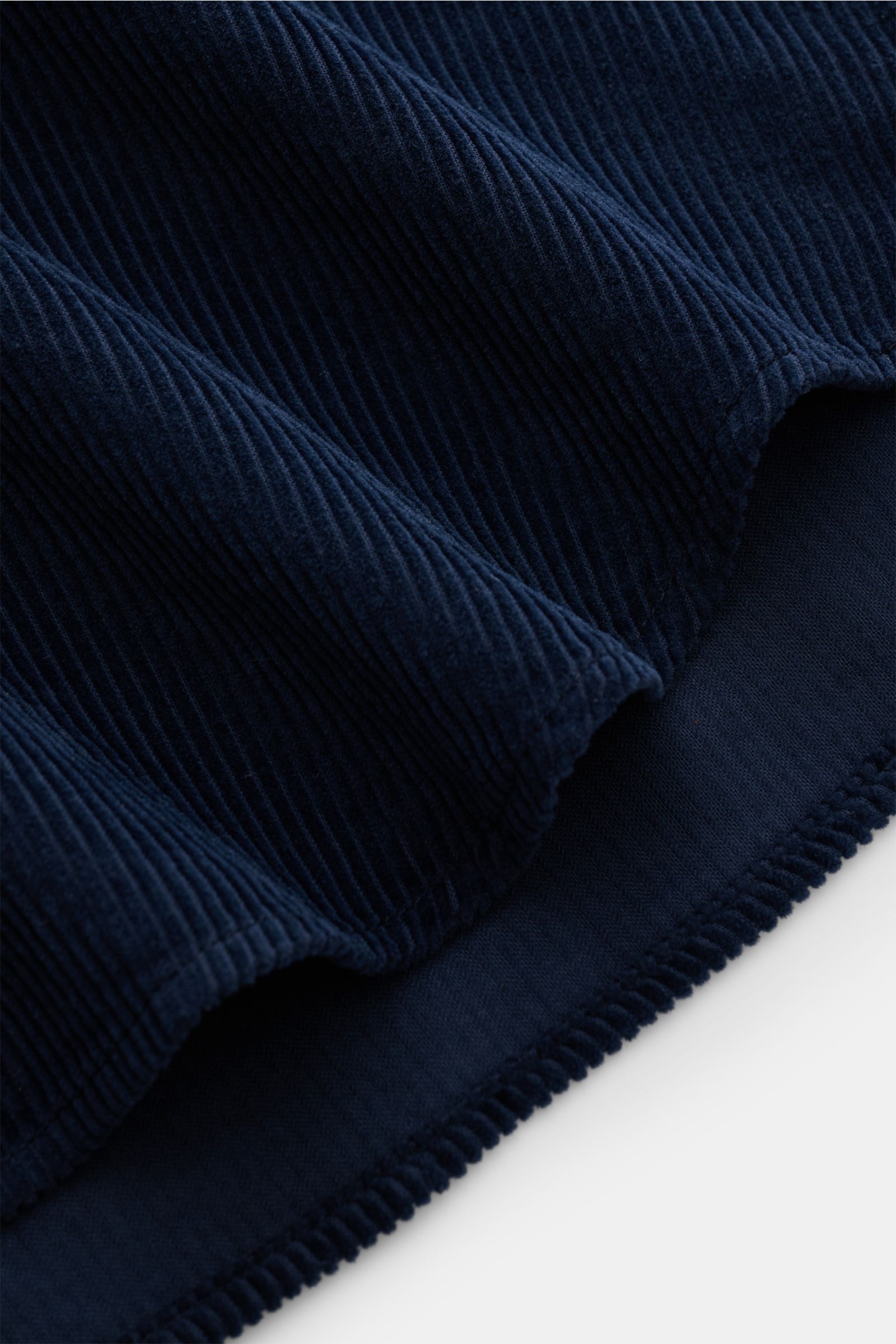 Nahaufnahme des navyfarbenen Sonrisa Cordhemd Haifisch-Kragen navy aus weichem Baumwollcord mit gerundetem Saum, zeigt Struktur und Material.