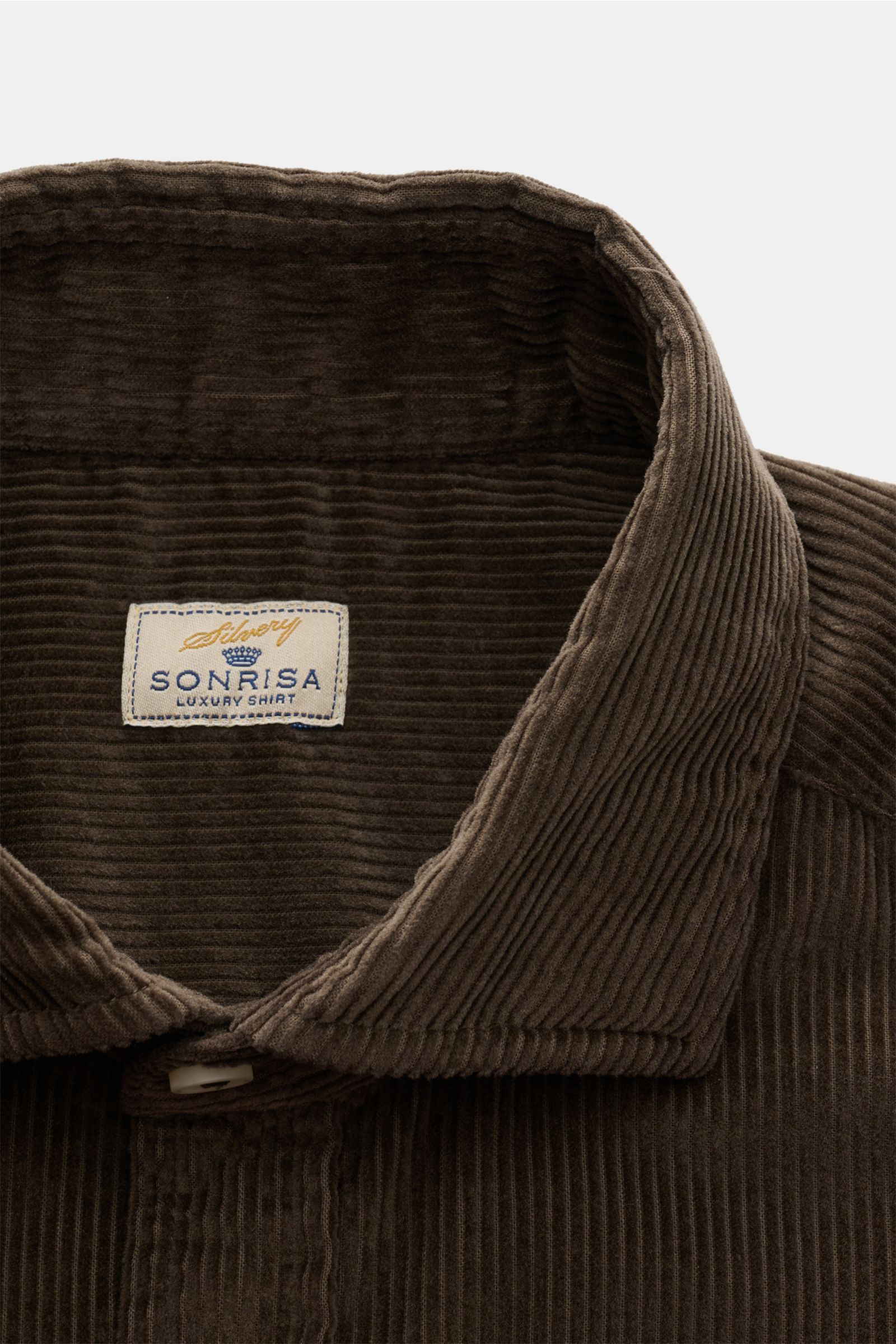 Nahaufnahme des Sonrisa Cordhemd Haifisch-Kragen khaki aus weichem Baumwollcord, Slim Fit mit klassischem Haifisch-Kragen.