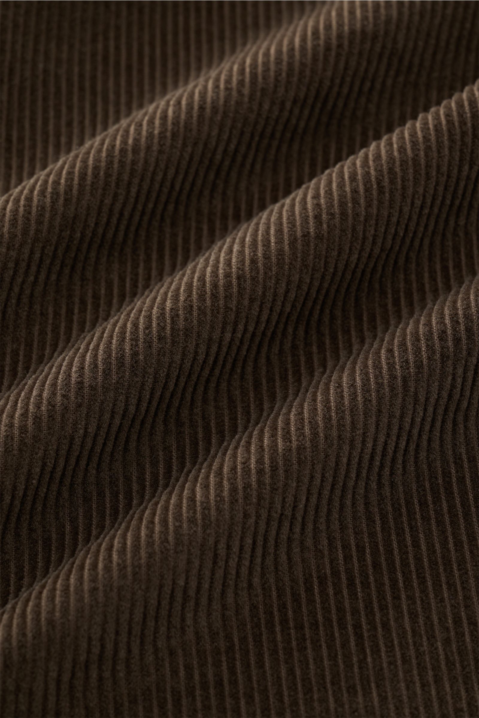 Nahaufnahme des weichen Cordstoffs in Khaki des Sonrisa Cordhemd Haifisch-Kragen khaki, ideal für Herbst und Winter.