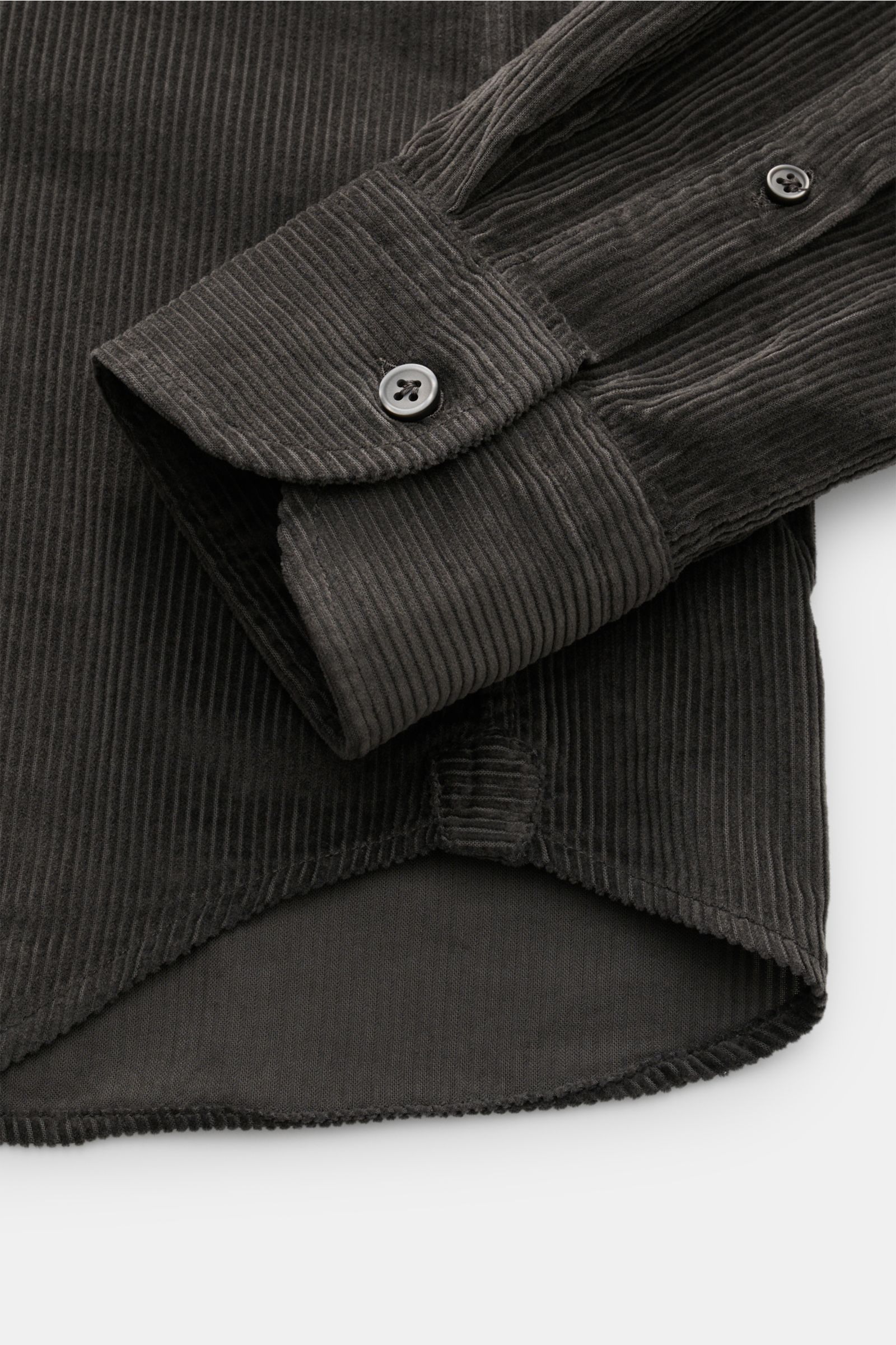 Nahaufnahme des dunkelgrauen Sonrisa Cordhemd Haifisch-Kragen mit weichem Baumwollcord, Slim Fit, Sportmanschette und gerundetem Saum, fotografiert von oben.