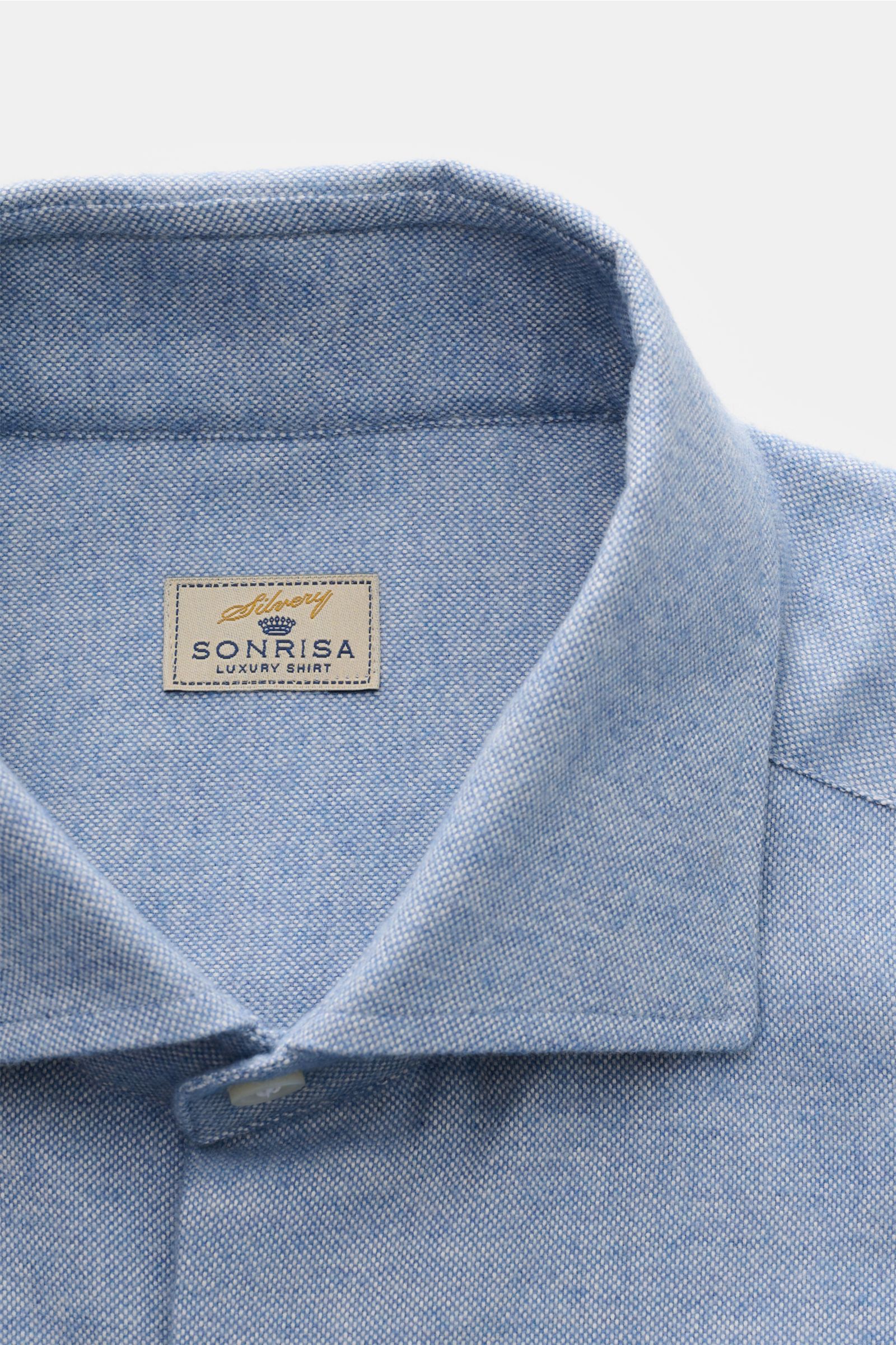 Nahaufnahme des Sonrisa Oxford-Hemd Haifisch-Kragen rauchblau mit weichem Griff, französischer Knopfleiste und kleinem Weblabel am Saum.