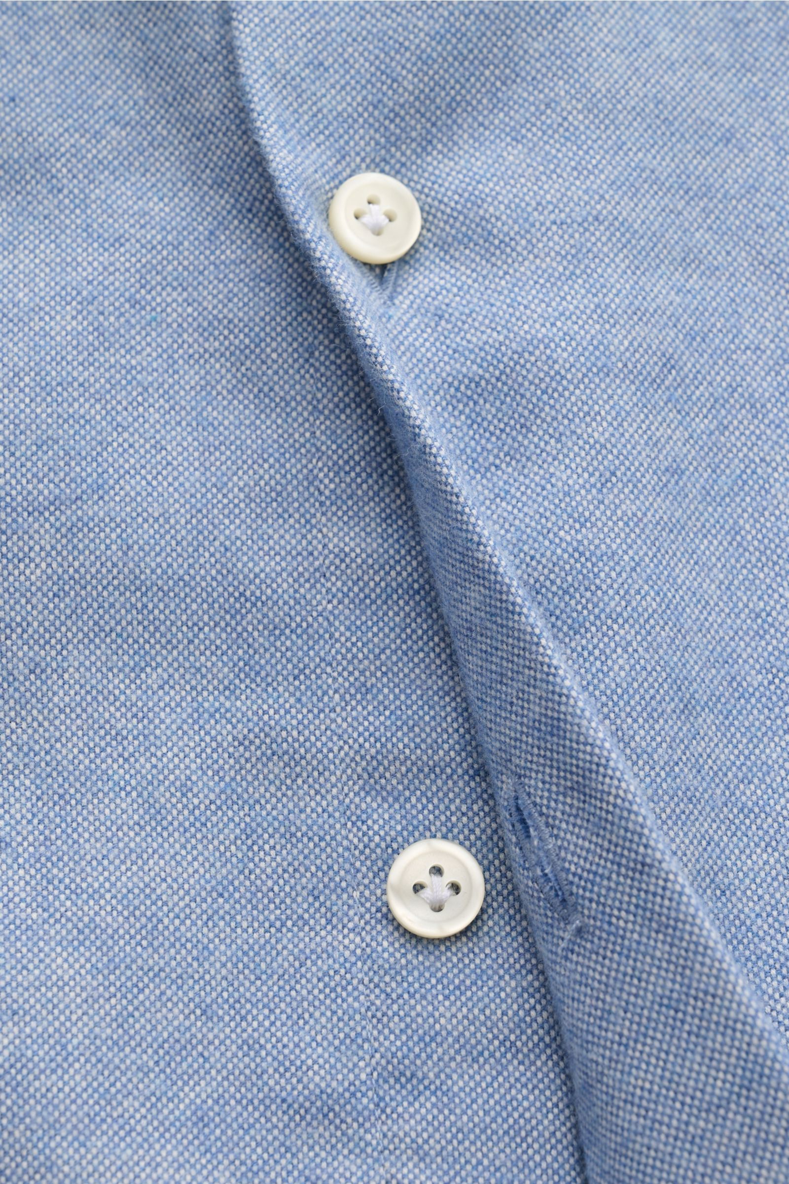 Sonrisa Oxford-Hemd Haifisch-Kragen rauchblau, Detailaufnahme der Knopfleiste aus 100% Baumwolle, Slim Fit, weicher Griff, Weblabel, von oben fotografiert.