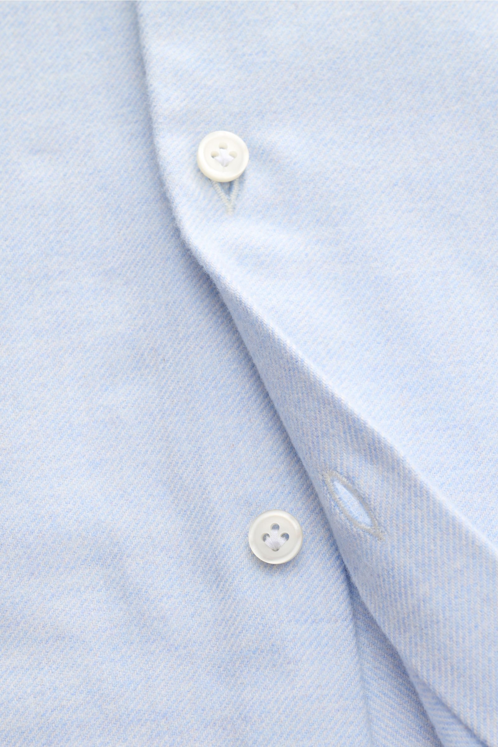 Sonrisa Flanellhemd Haifisch-Kragen hellblau meliert, Slim Fit, weiches Baumwoll-Flanell, Knopfleiste, Sportmanschette, Saum mit Label, Detailfoto.