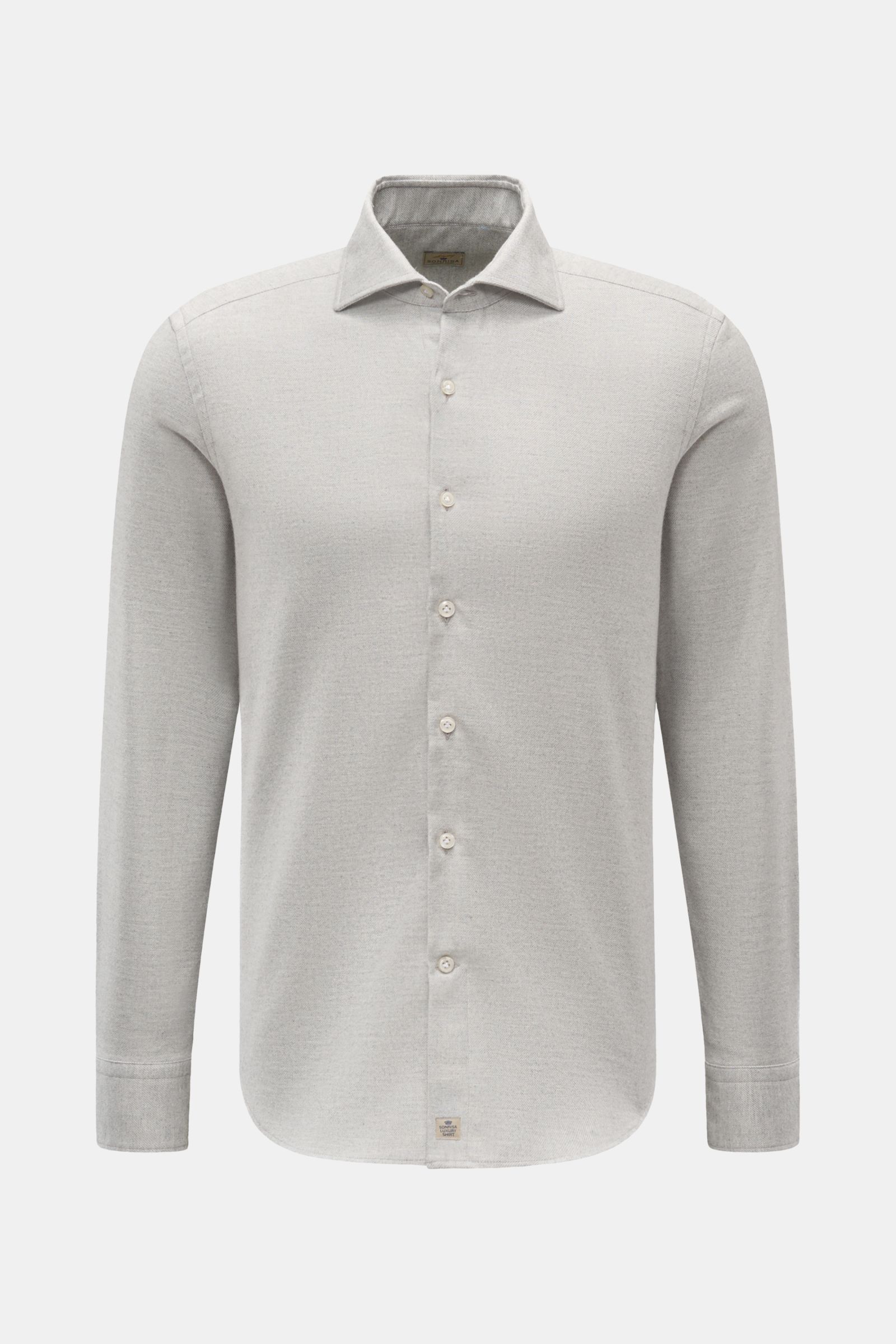 Frontale Nahaufnahme des Sonrisa Casual Hemd Haifisch-Kragen hellgrau aus 100% reiner Baumwolle mit Slim Fit, weichem Griff, französischer Knopfleiste, klassischer Sportmanschette, leicht gerundetem Saum und kleinem Weblabel.