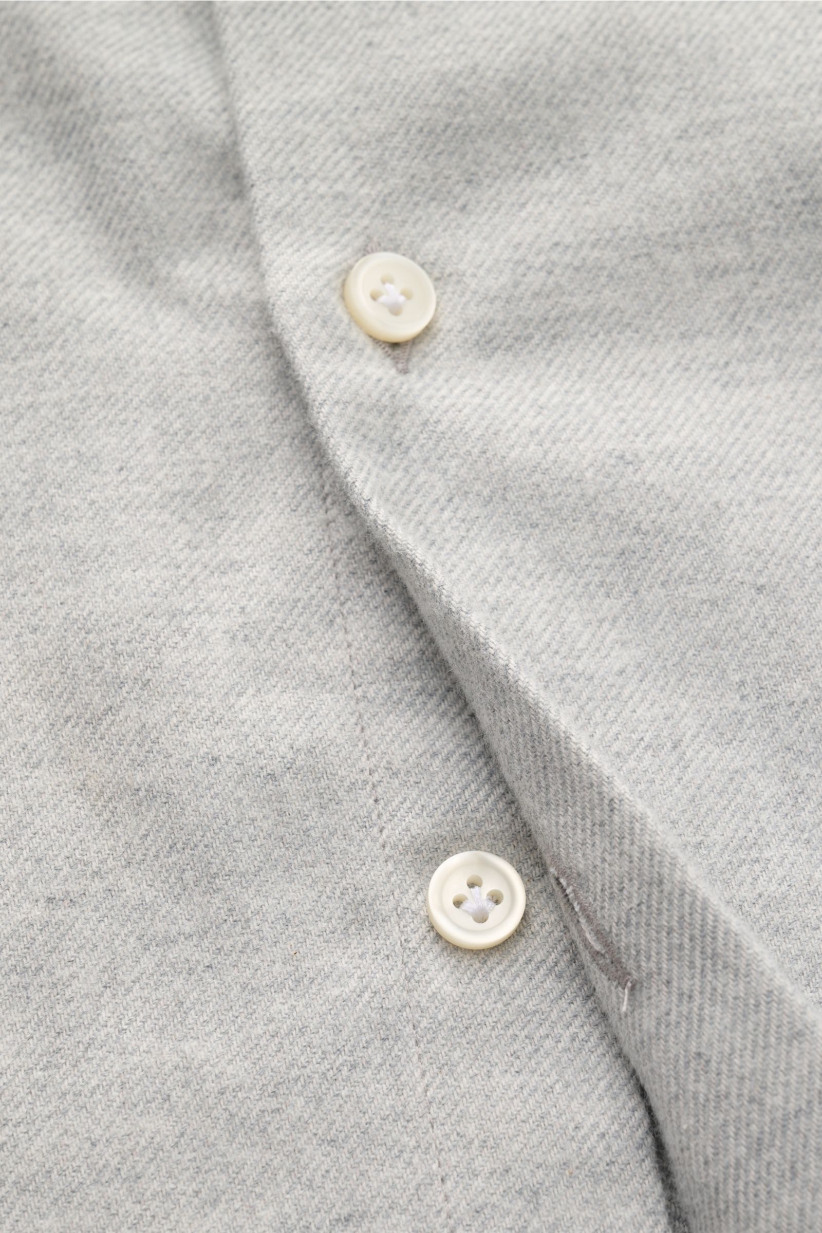 Nahaufnahme des Sonrisa Casual Hemd Haifisch-Kragen hellgrau mit weichem, reiner Baumwollstoff, französischer Knopfleiste und feinen weißen Knöpfen.