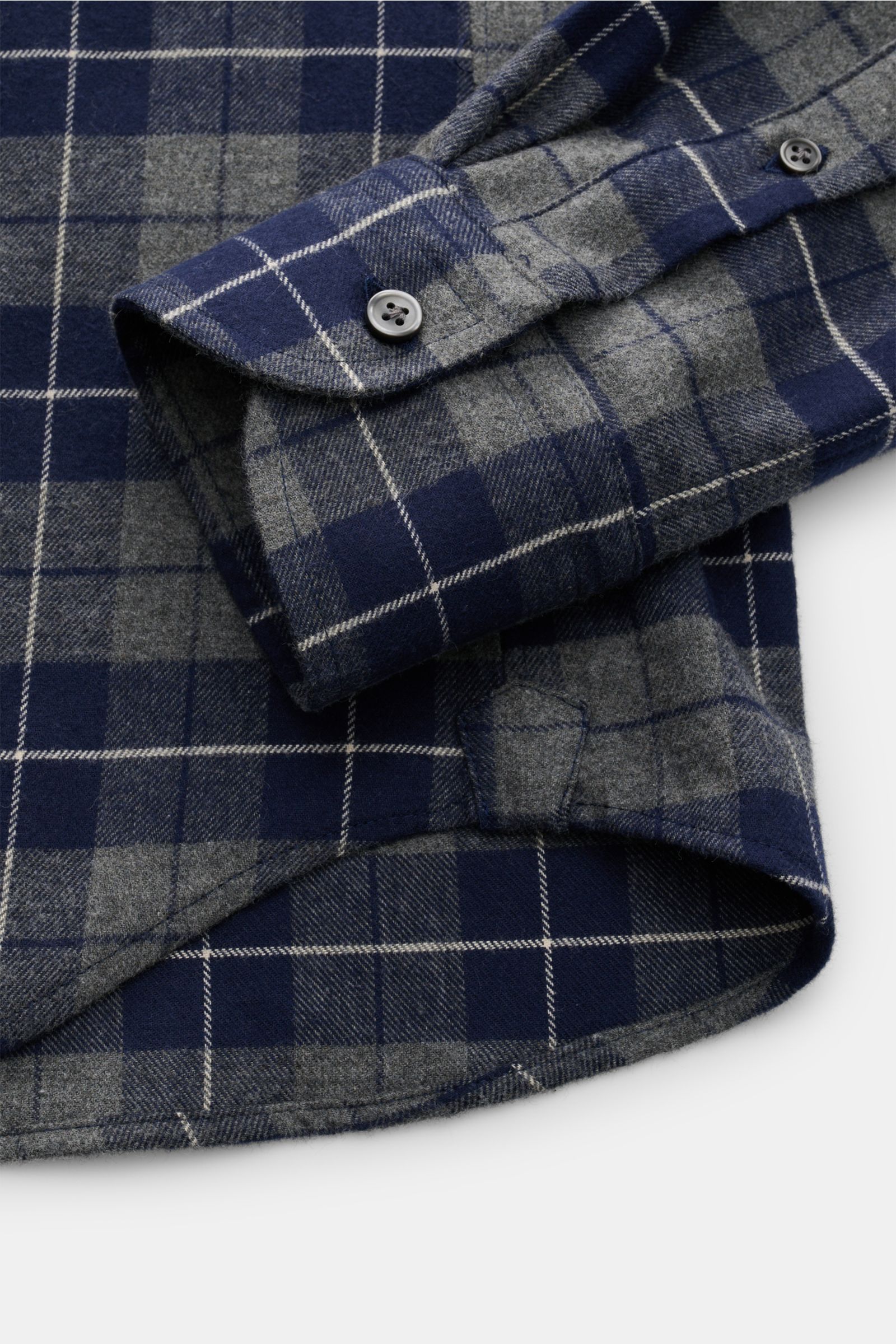 Close-up view of the Sonrisa Flannel shirt shark collar navy/grey checked showing sleeve cuff and slightly rounded hem in classic checked pattern.

Comfortable and casual: This versatile flannel shirt by the brand SONRISA is an essential piece for styl
