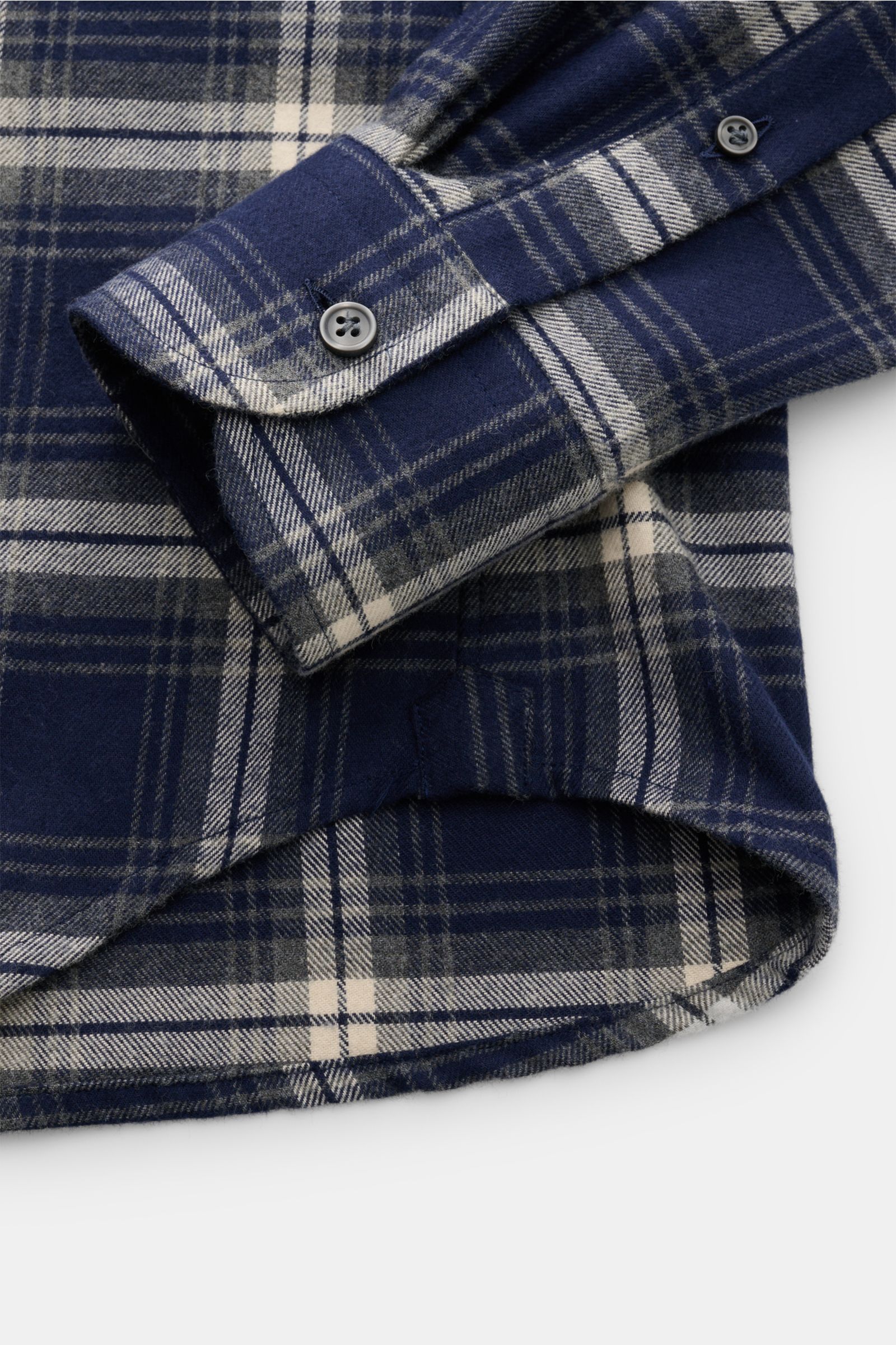 Close-up image of the cuff and hem of the Sonrisa Flanellhemd Haifisch-Kragen navy/grau/offwhite kariert, showing the soft pure cotton flannel fabric with a classic navy, gray, and off-white check pattern. The shirt features a slim fit, a shark collar, a 