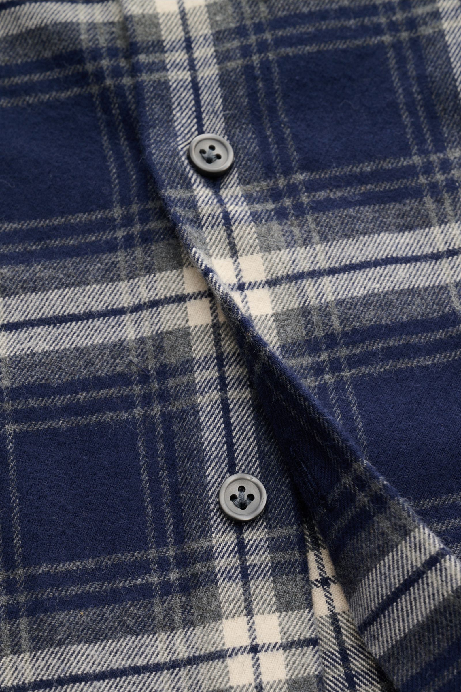 Close-up front view of Sonrisa Flanellhemd Haifisch-Kragen navy/grau/offwhite kariert showing soft pure cotton flannel, classic check pattern, French button placket, and small web label at hem. Leger und komfortabel: Das vielseitig einsetzbare Flanellhemd