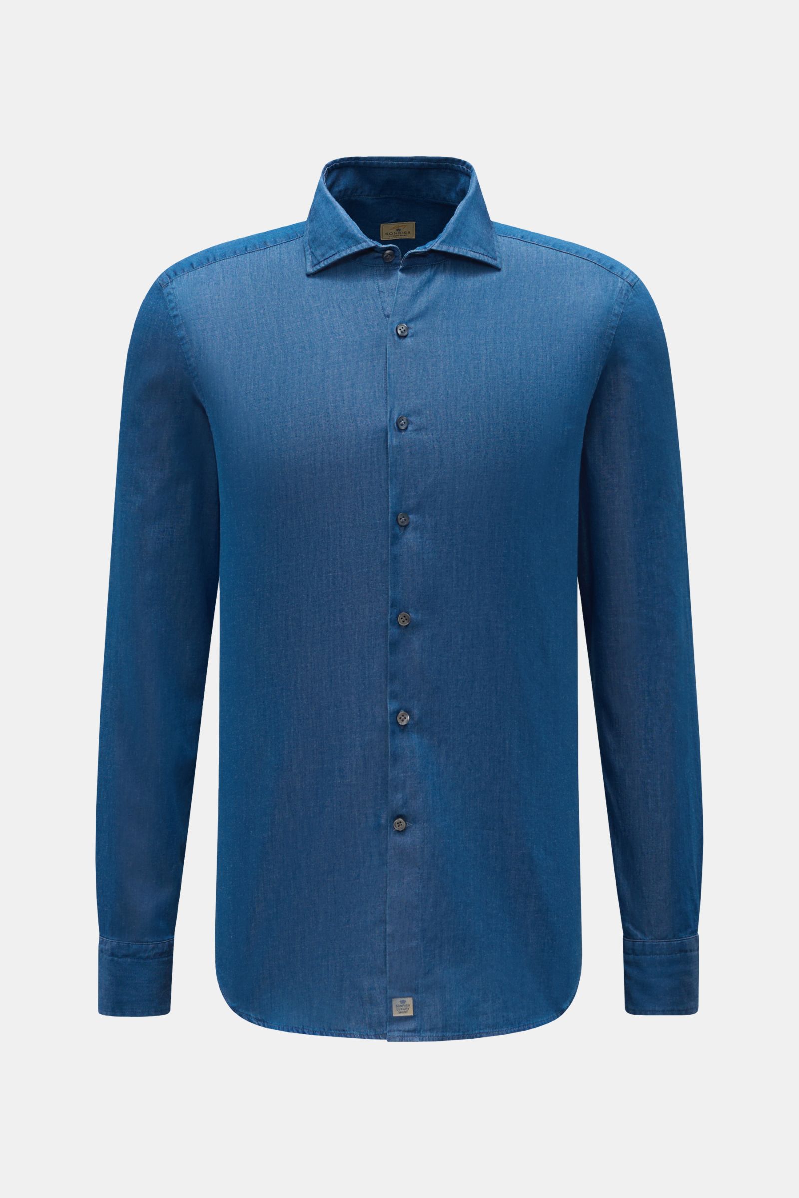 Frontale Nahaufnahme des Sonrisa Chambray-Hemd Haifisch-Kragen blau mit Slim Fit, weichem Baumwollstoff, französischer Knopfleiste, klassischer Sportmanschette und leicht gerundetem Saum. Vielseitiger Begleiter für Office- und Freizeitoutfits.