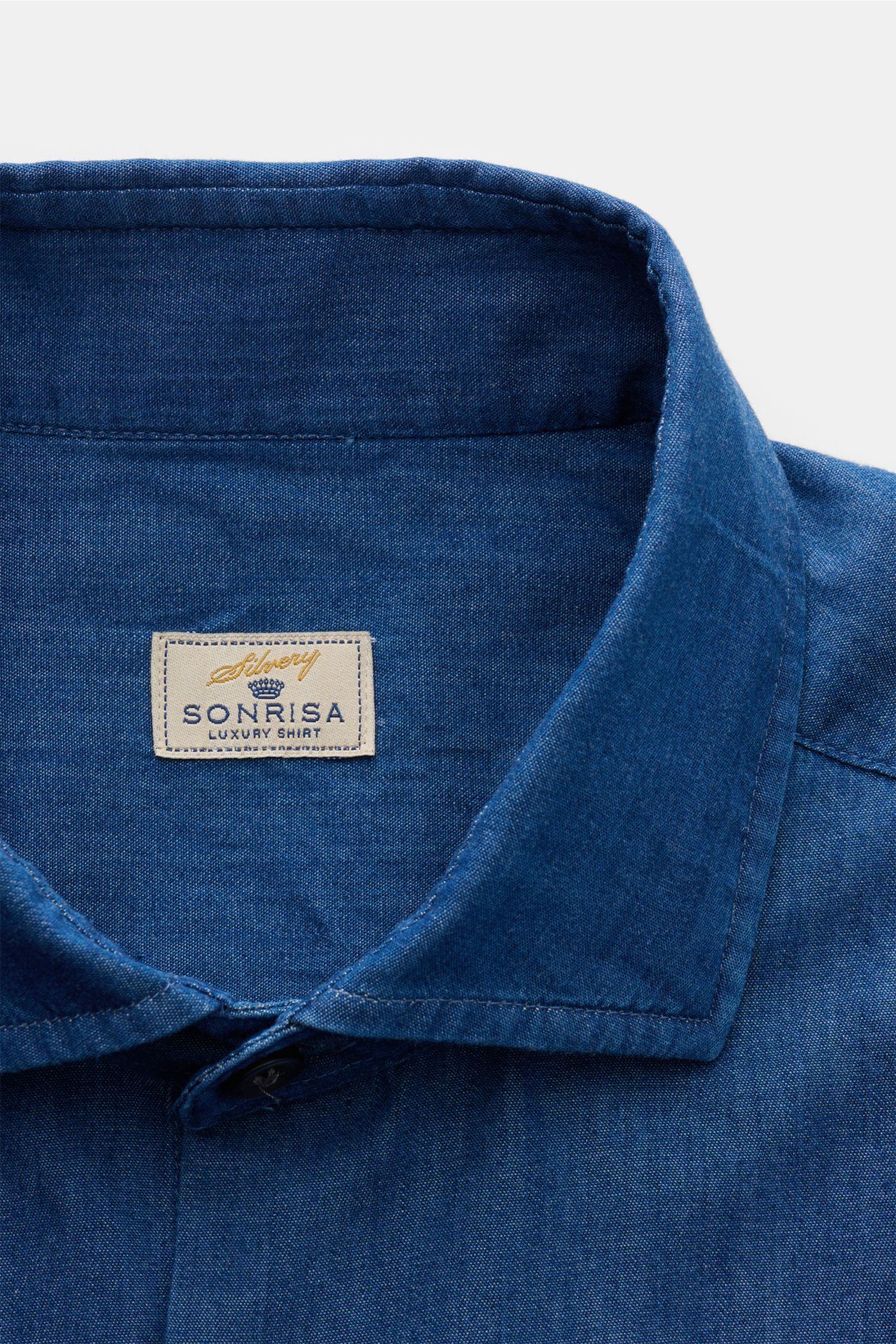 Sonrisa Chambray-Hemd Haifisch-Kragen blau, Nahaufnahme von oben, Slim Fit, reiner Baumwolle, weicher Griff, französische Knopfleiste, Sportmanschette, gerundeter Saum.