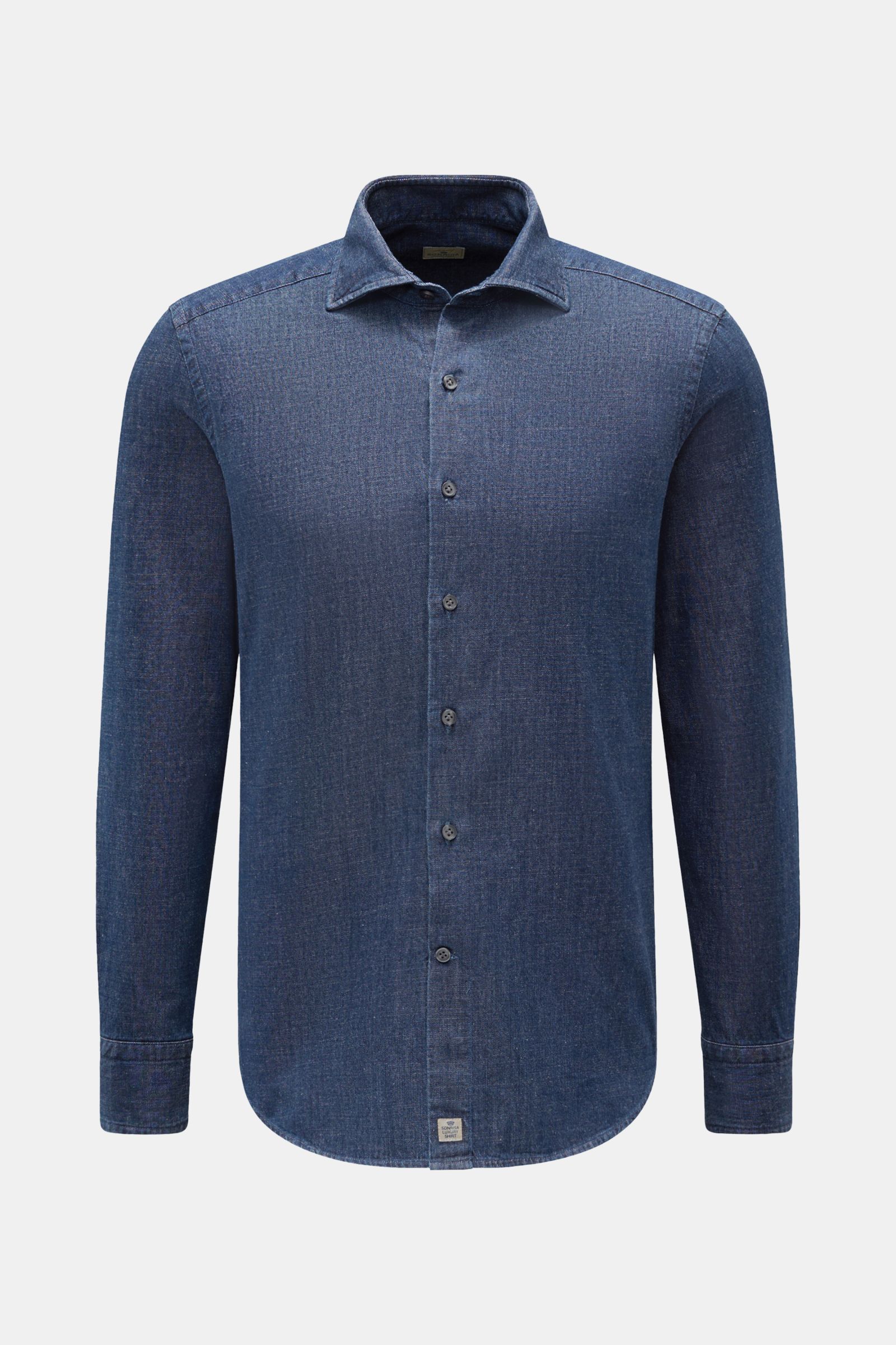 Frontale Nahaufnahme des Sonrisa Jeanshemd Haifisch-Kragen navy aus reiner Baumwolle mit Slim Fit, französischer Knopfleiste und klassischer Sportmanschette.