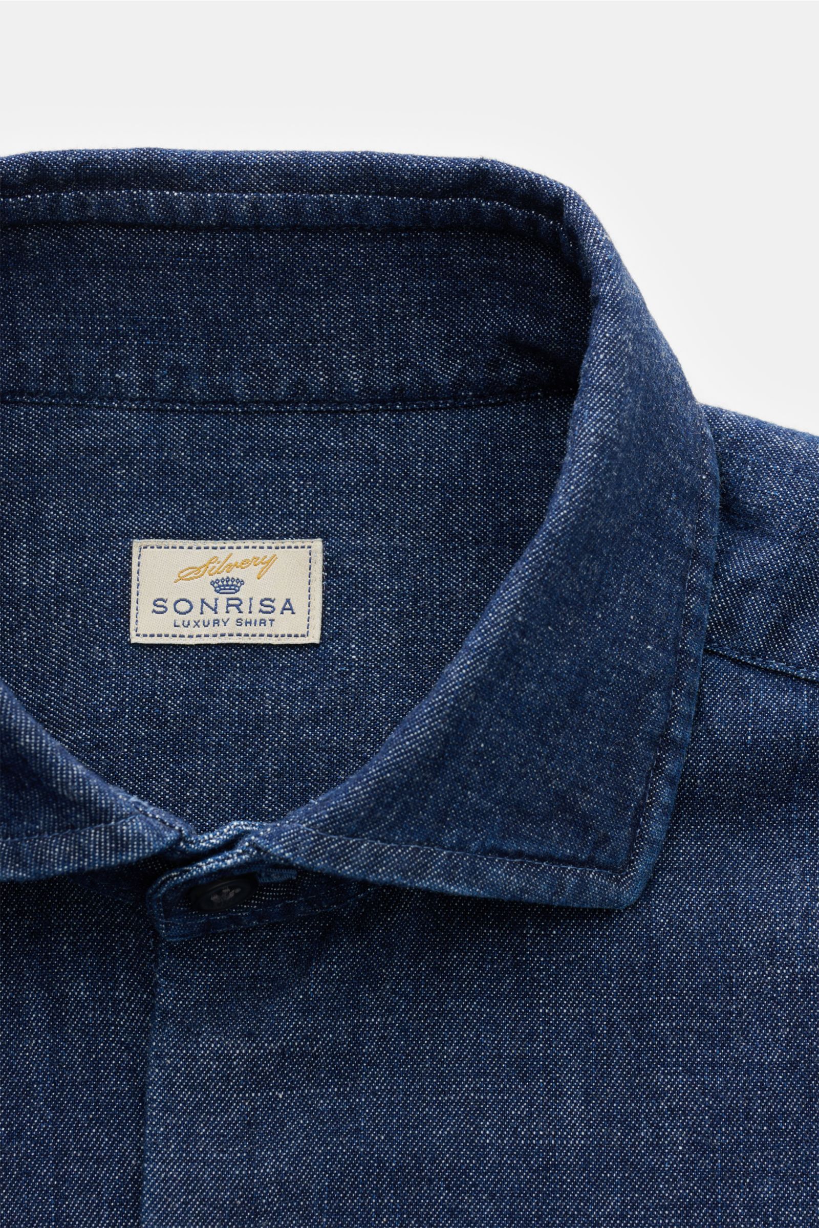 Sonrisa Jeanshemd Haifisch-Kragen navy, nahes Frontbild, Slim Fit, reine Baumwolle, leicht strukturierter Griff, französische Knopfleiste, Sportmanschette, gerundeter Saum.