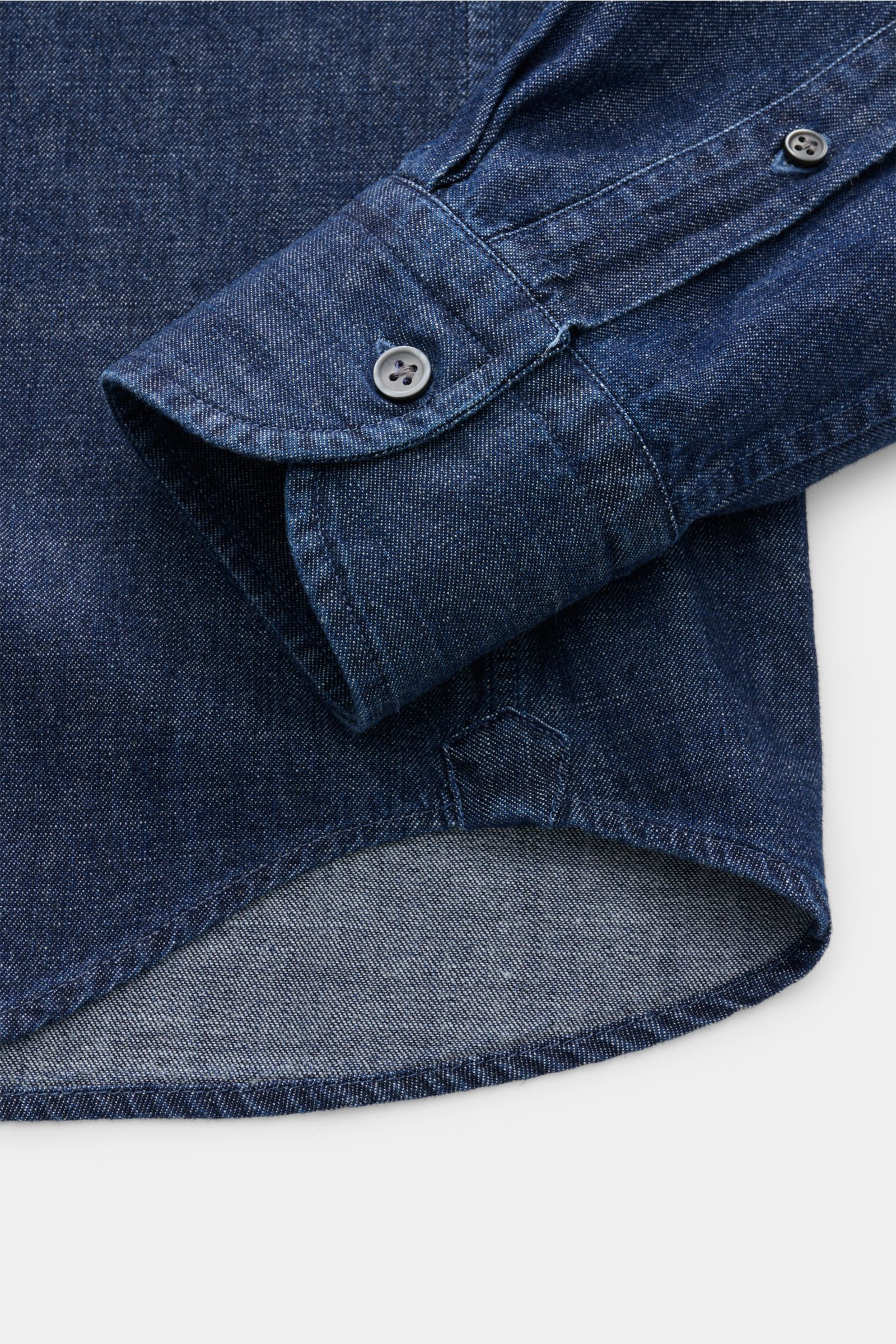 Nahaufnahme des Saumverlaufs und der Sportmanschette des Sonrisa Jeanshemd Haifisch-Kragen navy aus reiner Baumwolle.