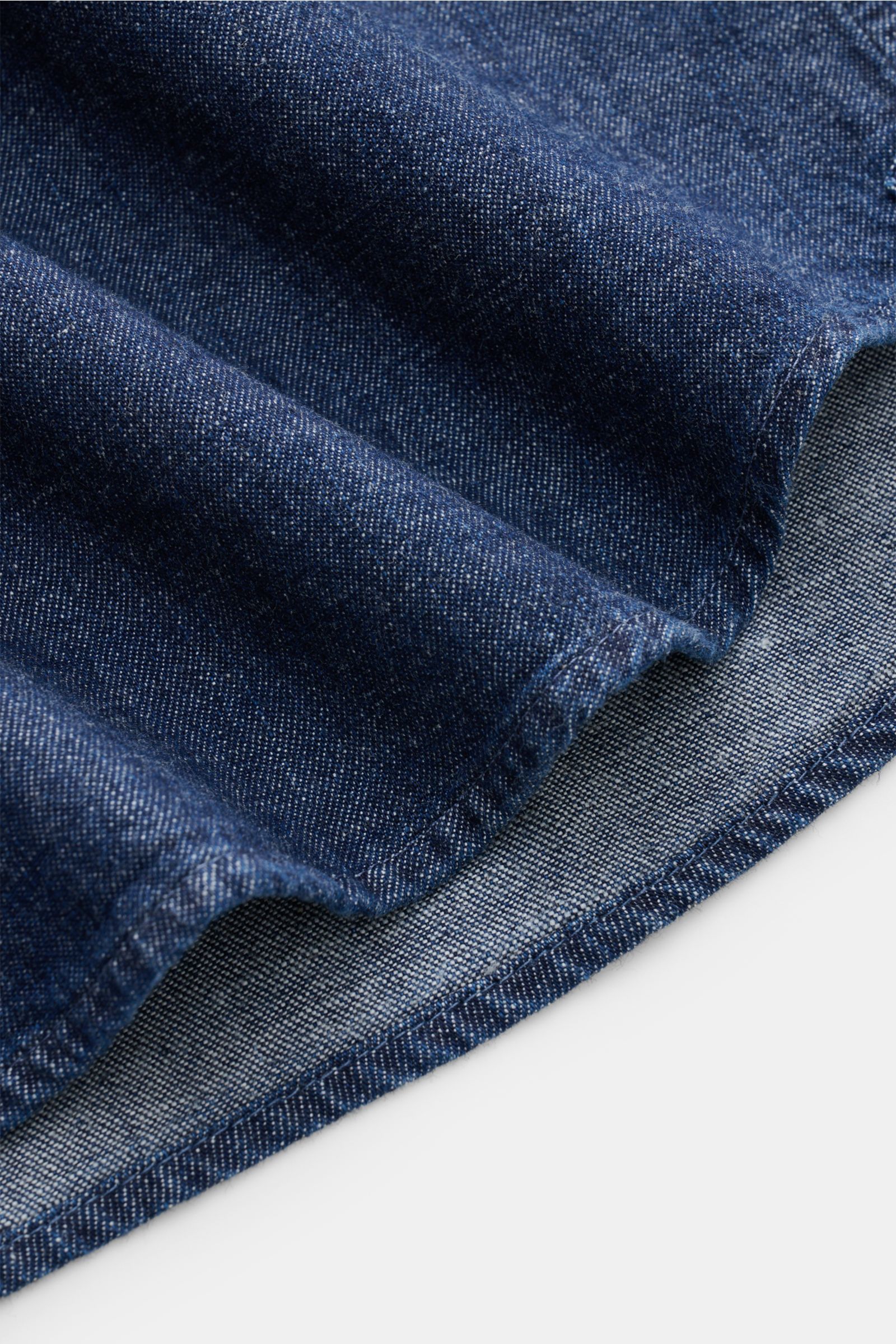 Nahaufnahme des Saumverlaufs vom Sonrisa Jeanshemd Haifisch-Kragen navy mit Slim Fit, Baumwoll-Denim und französischer Knopfleiste.