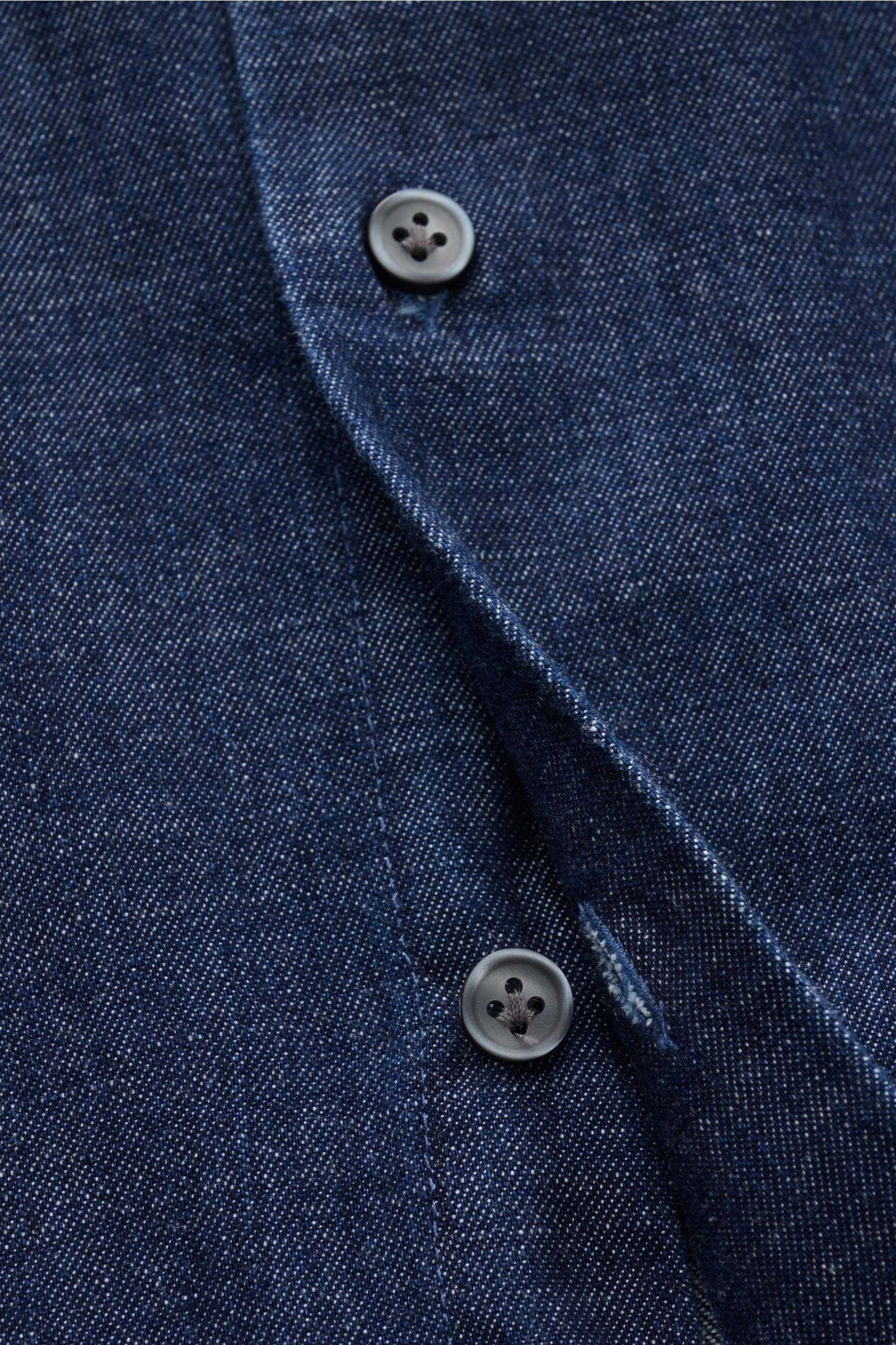 Nahaufnahme des Sonrisa Jeanshemd Haifisch-Kragen navy aus reiner Baumwolle mit französischer Knopfleiste, Slim Fit und leicht gerundetem Saum.