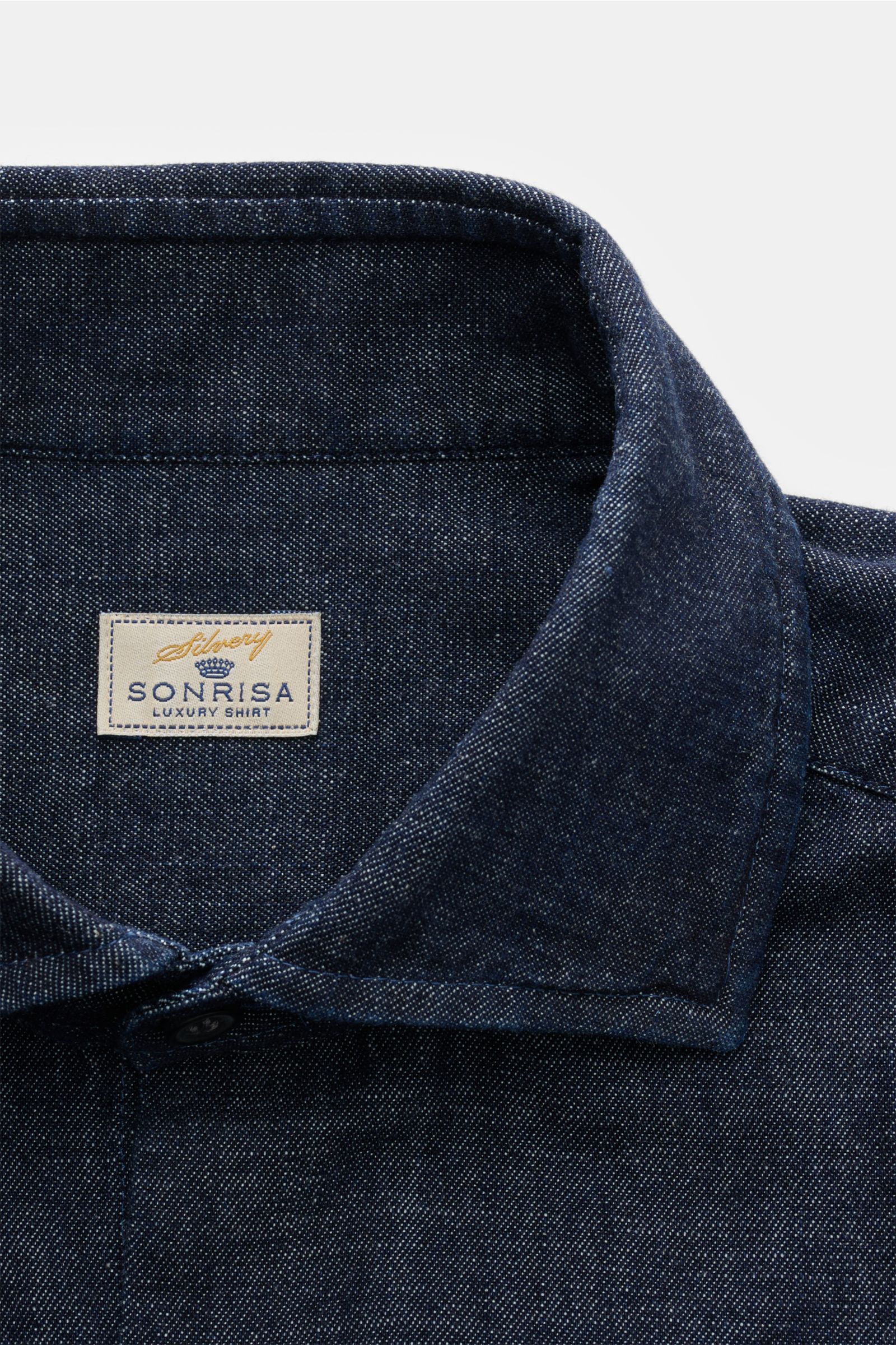 Nahaufnahme des Sonrisa Jeanshemd Haifisch-Kragen dark navy mit französischer Knopfleiste, Slim Fit und leicht gerundetem Saum, aus reiner Baumwolle.