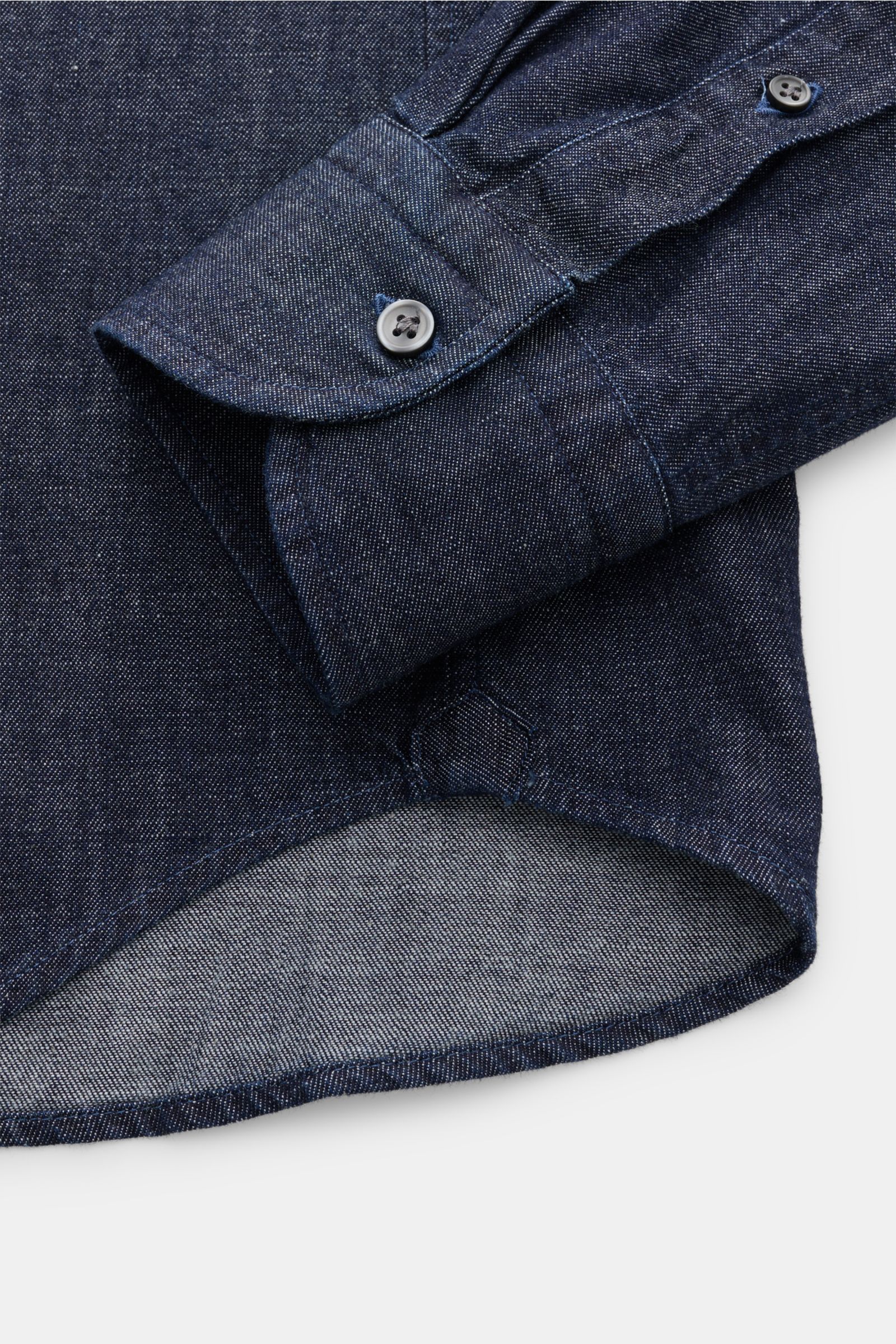 Nahaufnahme des Saumverlaufs und der Sportmanschette des Sonrisa Jeanshemd Haifisch-Kragen dark navy aus reiner Baumwolle.