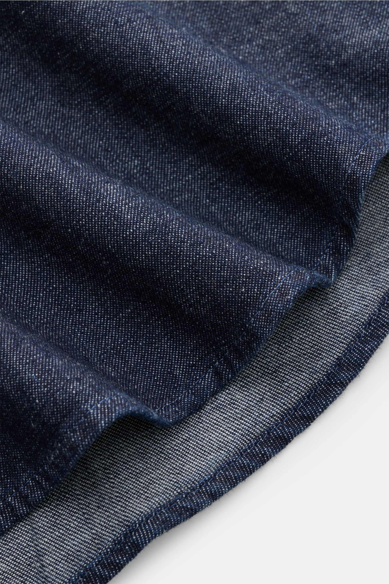 Nahaufnahme des Saumverlaufs vom Sonrisa Jeanshemd Haifisch-Kragen dark navy aus reiner Baumwolle mit Slim Fit und französischer Knopfleiste.