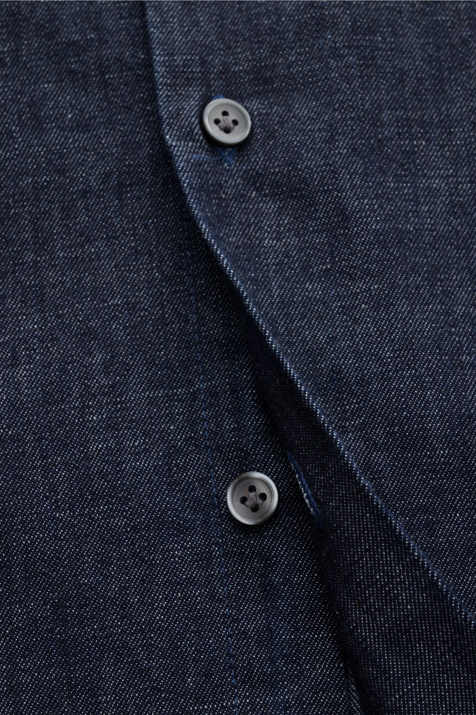 Nahaufnahme des Sonrisa Jeanshemd Haifisch-Kragen dark navy von vorne, Slim Fit mit französischer Knopfleiste aus reiner Baumwolle.