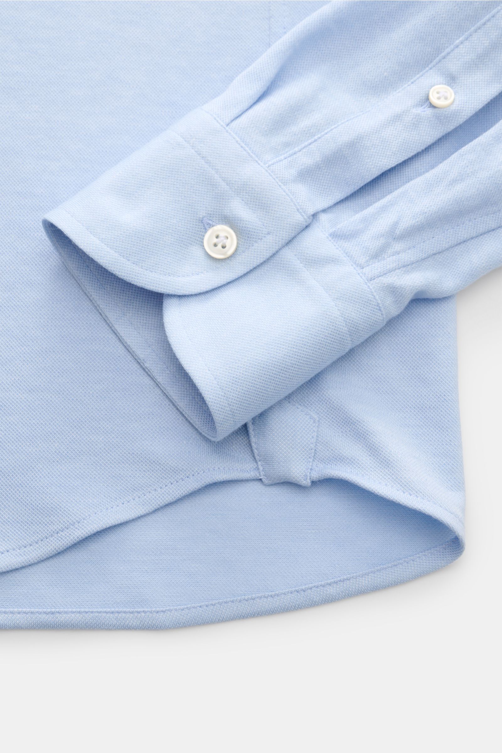 Nahaufnahme des Sonrisa Jersey-Hemd Haifisch-Kragen rauchblau von unten, zeigt Slim Fit, elastisches Material, weichen Griff, französische Knopfleiste, Sportmanschette und leicht gerundeten Saumverlauf.