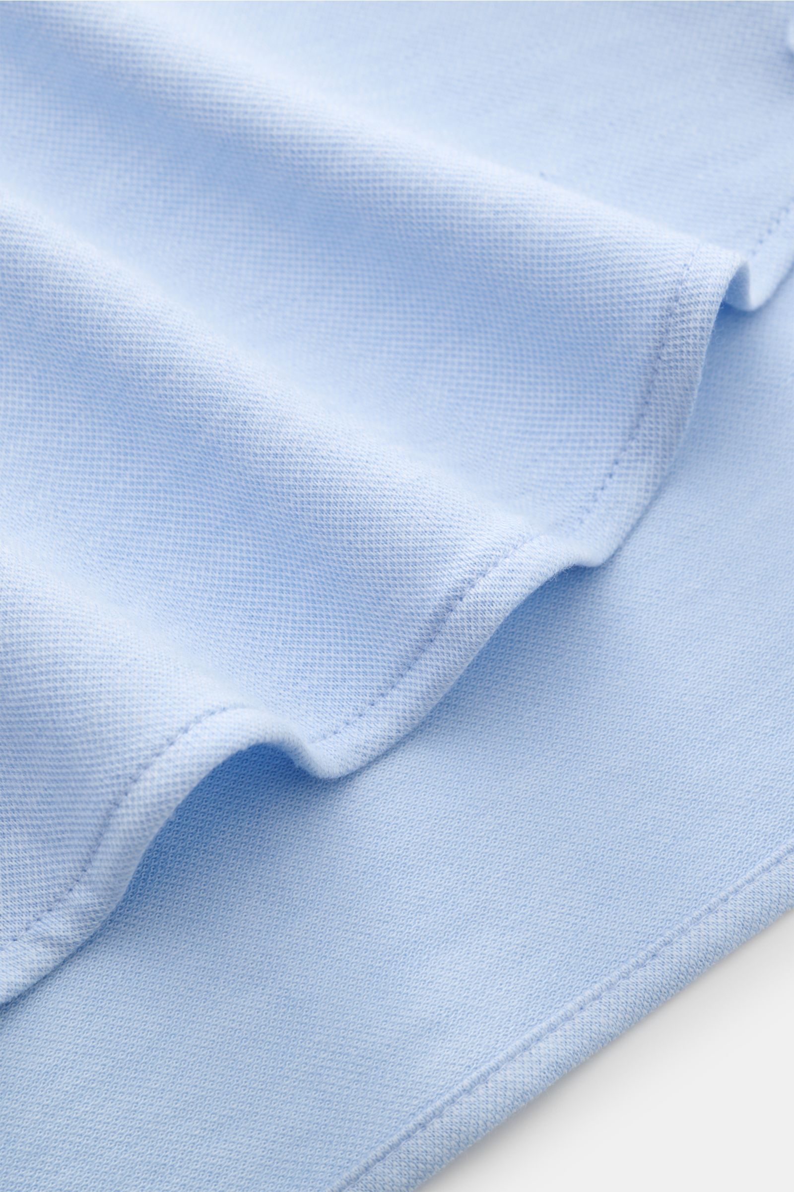 Nahaufnahme des weich gewebten Stoffes des Sonrisa Jersey-Hemds Haifisch-Kragen rauchblau aus Baumwolle und Lyocell mit Slim Fit.