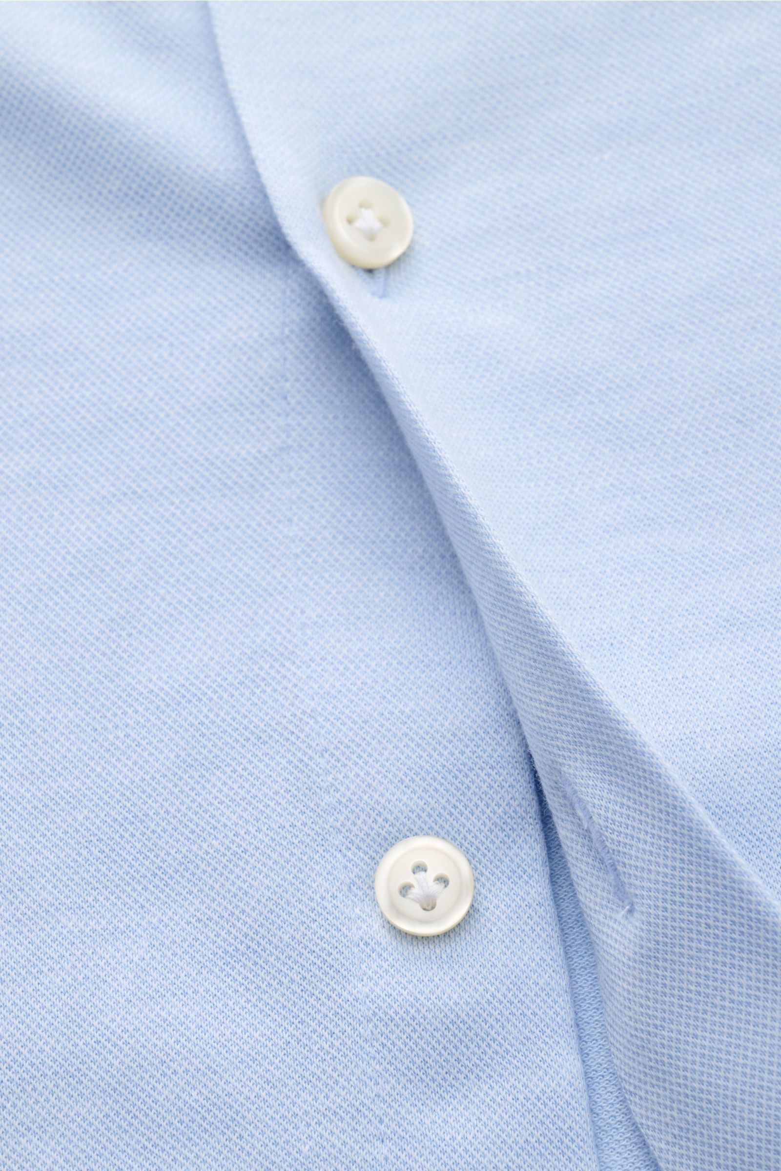 Nahaufnahme des rauchblauen Sonrisa Jersey-Hemds Haifisch-Kragen mit weichem Griff, französischer Knopfleiste und Slim Fit aus Baumwolle-Lyocell.