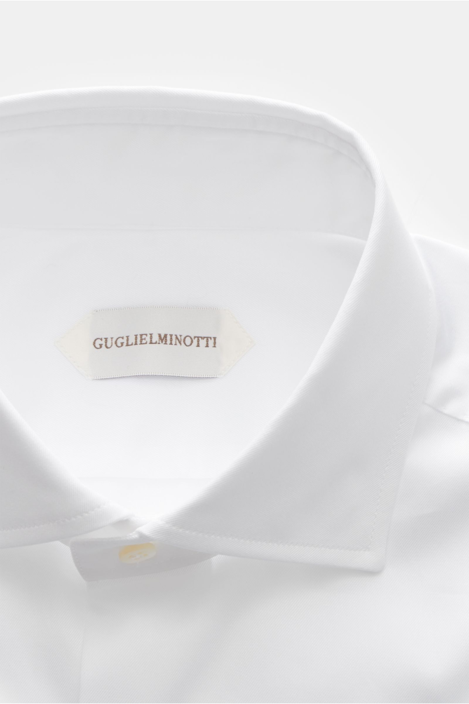 Close-up front view of the Guglielminotti Casual Hemd Haifisch-Kragen weiß, twill aus reiner Baumwolle, weicher, glatter Griff, Regular Fit, Haifisch-Kragen, französische Knopfleiste, klassische Sportmanschette, rückwärtige Taillenabnäher, gerundeter Saum