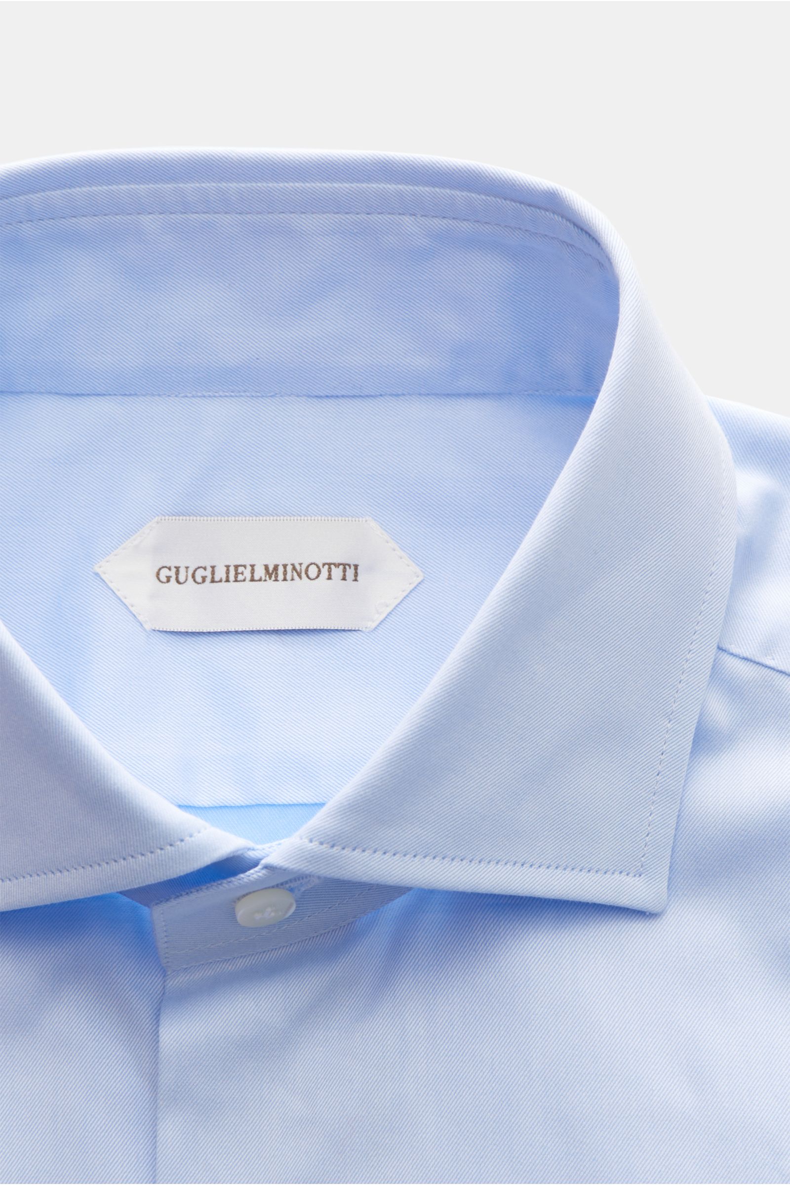 Guglielminotti Casual Hemd Haifisch-Kragen hellblau, Nahaufnahme von oben, Mix Baumwolle und Cashmere, weicher Griff, Regular Fit, französische Knopfleiste, klassische Sportmanschette.