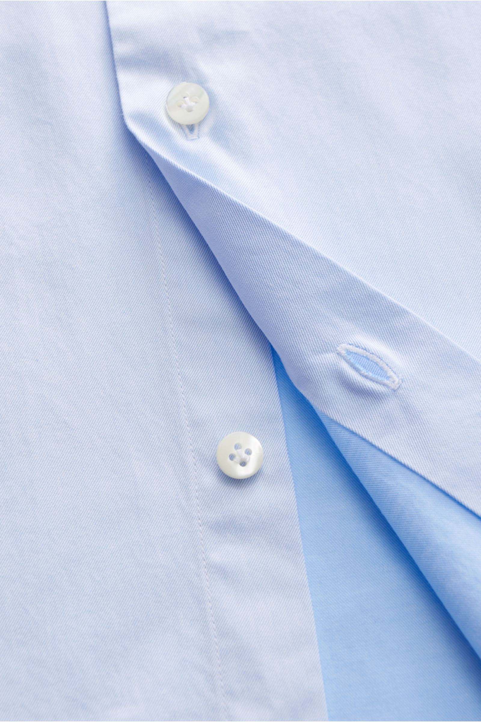 Guglielminotti Casual Hemd Haifisch-Kragen hellblau, Nahaufnahme von Knöpfen und Knopfleiste, Mix aus Baumwolle und Cashmere, weicher Griff, Regular Fit.