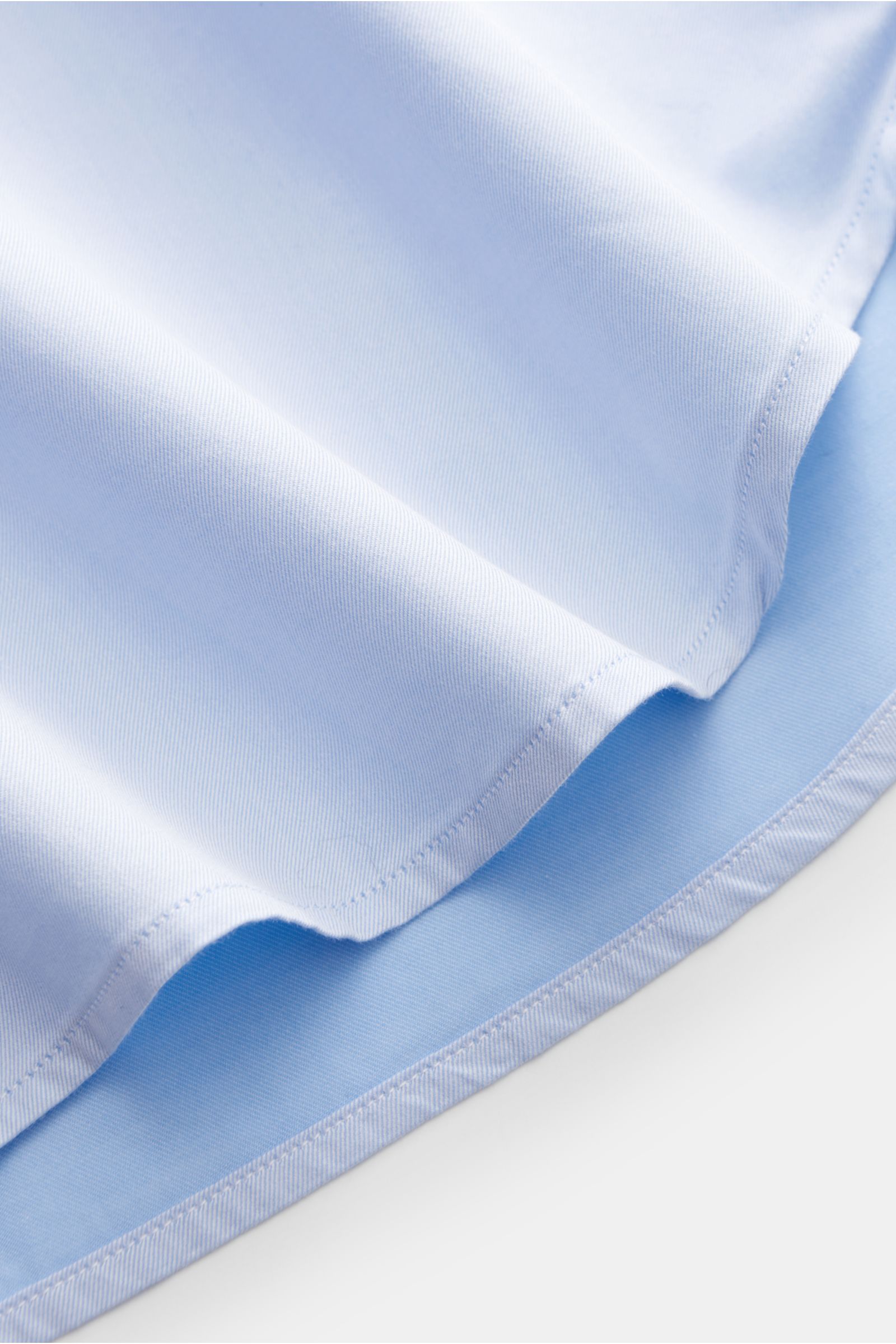 Guglielminotti Casual Hemd Haifisch-Kragen hellblau, Detailansicht Saumverlauf, Mix aus Baumwolle und Cashmere, weicher Griff, Regular Fit, französische Knopfleiste, Sportmanschette, Taillenabnäher.