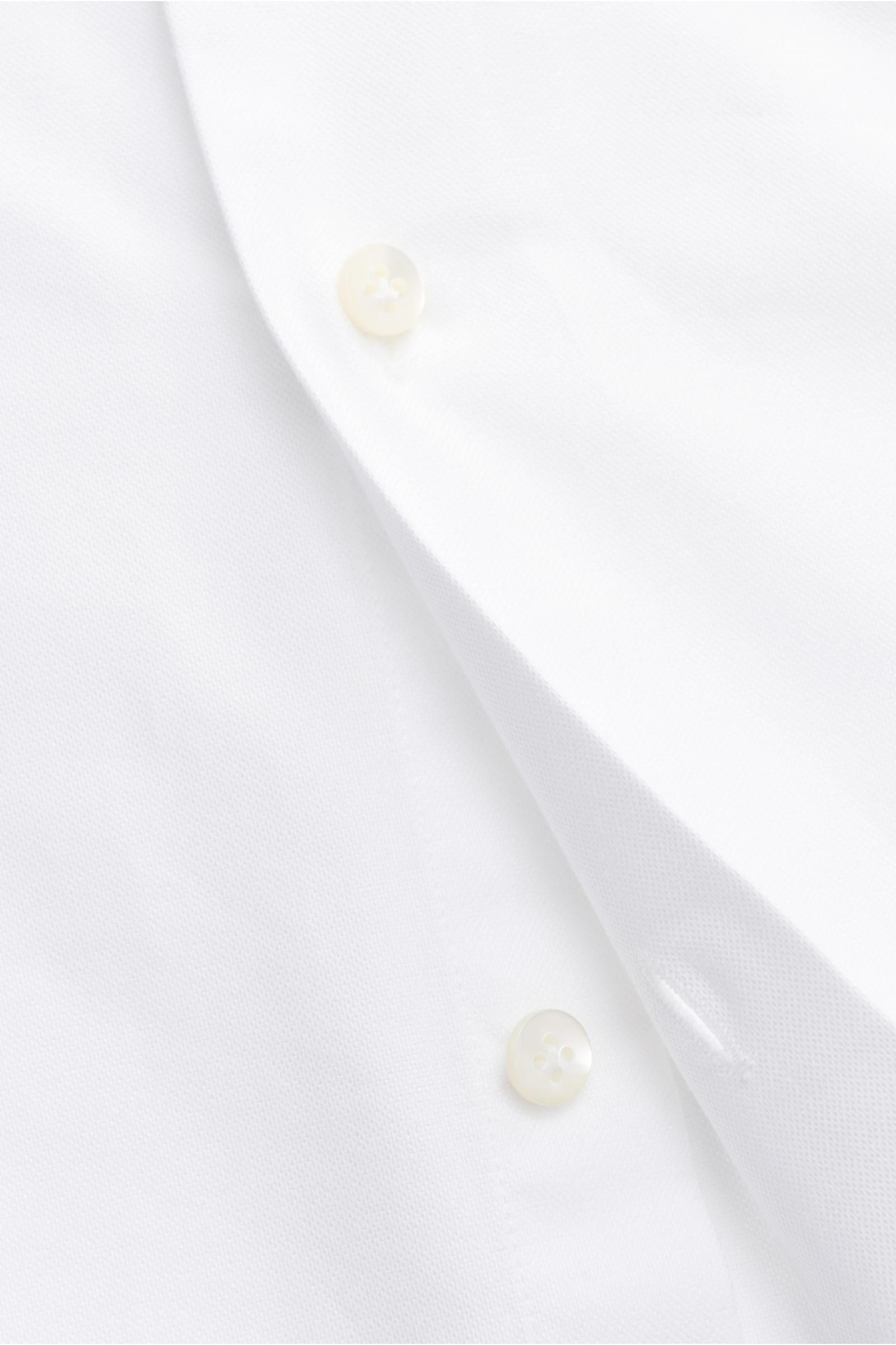 Guglielminotti Oxford-Hemd Haifisch-Kragen weiß, Detailaufnahme von glatter Baumwolle mit Perlmuttknöpfen, Slim Fit, Taillenabnäher, gerundeter Saum, Sportmanschette.