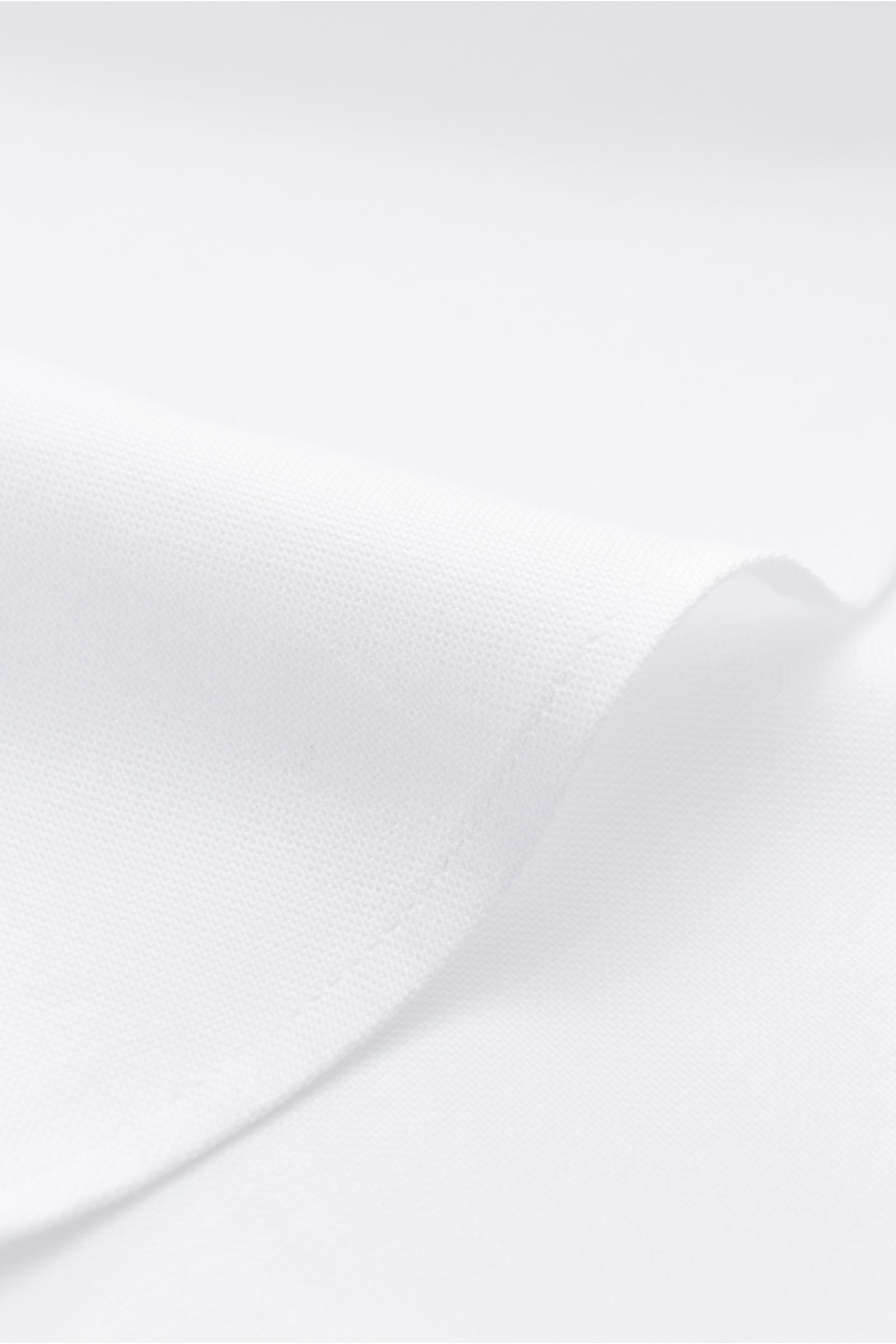 Nahaufnahme des weißen Guglielminotti Oxford-Hemds Haifisch-Kragen aus reiner Baumwolle, Slim Fit mit glattem Griff, Haifisch-Kragen, französischer Knopfleiste mit Perlmuttknöpfen, klassischer Sportmanschette, rückwärtigen Taillenabnähern und gerundetem S