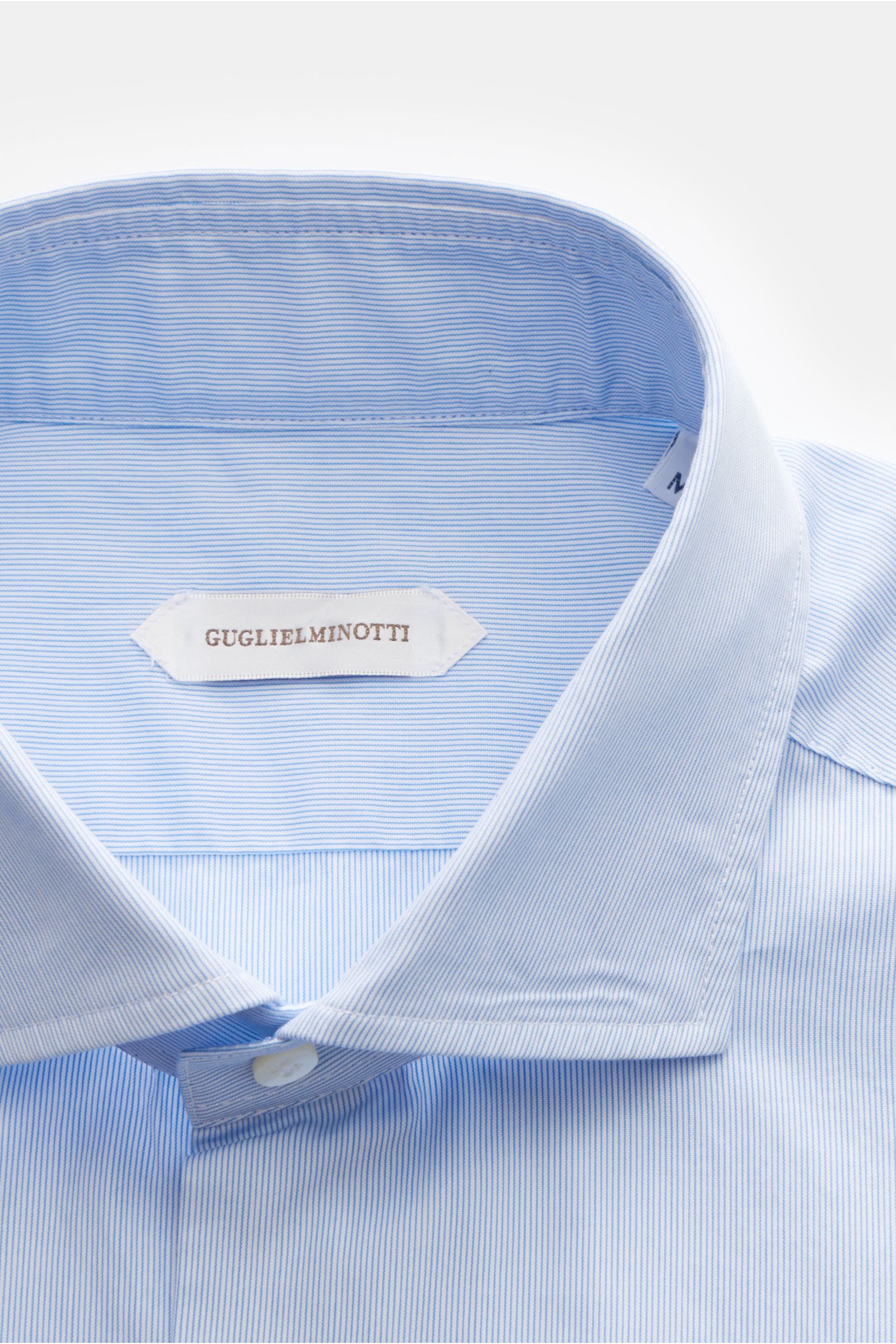 Guglielminotti Casual Hemd Haifisch-Kragen blau/weiß gestreift, Nahaufnahme von oben, reine Baumwolle, glatter Griff, leichte Qualität, Slim Fit, französische Knopfleiste mit Perlmuttknöpfen.