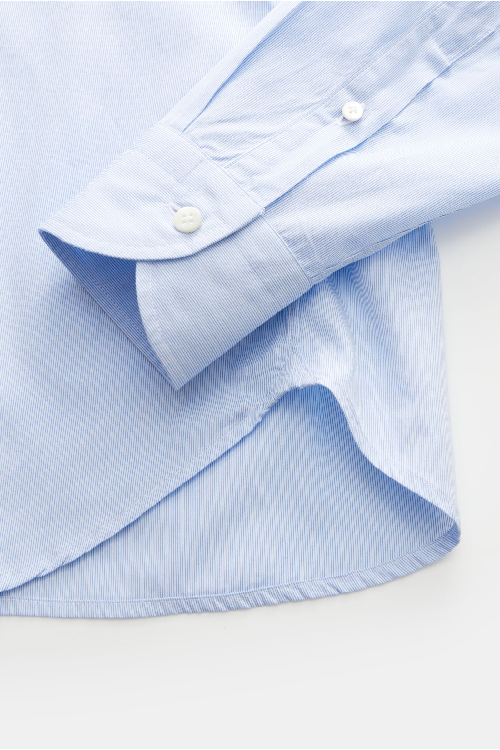 Guglielminotti Casual Hemd Haifisch-Kragen blau/weiß gestreift, Slim Fit, reine Baumwolle, glatter Griff, französische Knopfleiste, Sportmanschette, Taillenabnäher, gerundeter Saum, Detailansicht Ärmel und Saum.