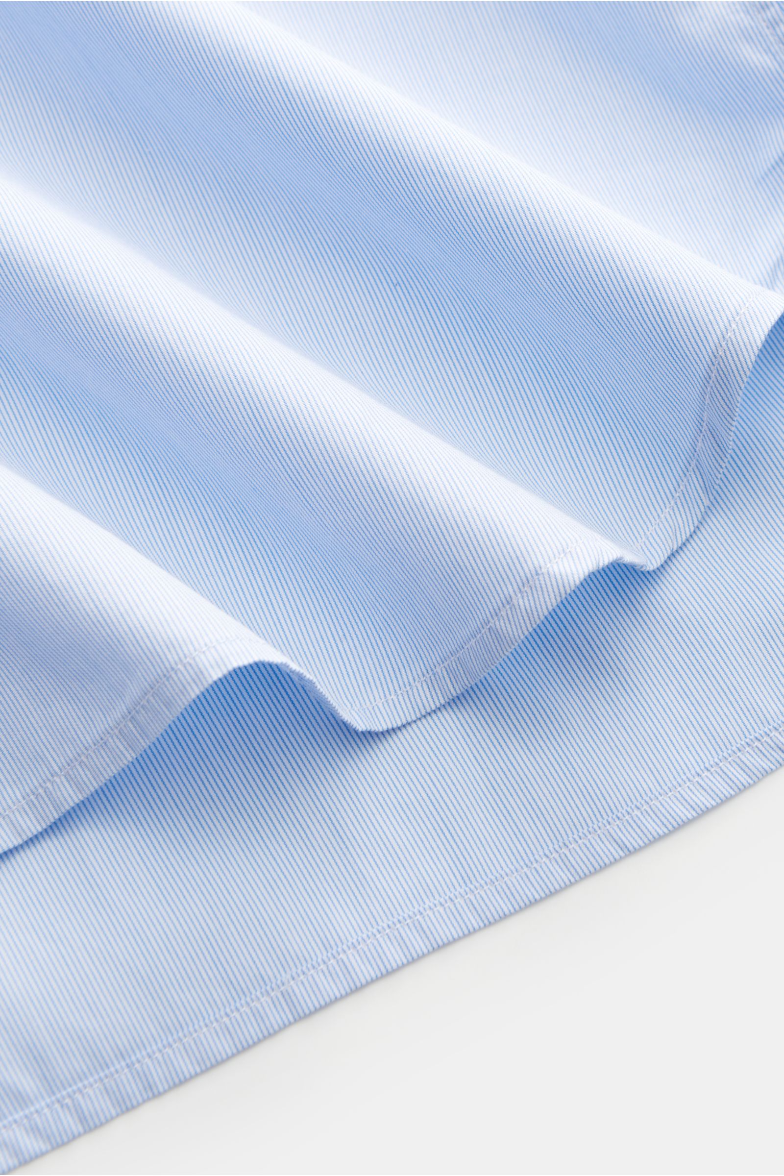 Guglielminotti Casual Hemd Haifisch-Kragen blau/weiß gestreift, Detailansicht Saumverlauf, reine Baumwolle, glatter Griff, Slim Fit, leichte Qualität, französische Knopfleiste, Sportmanschette, Taillenabnäher.