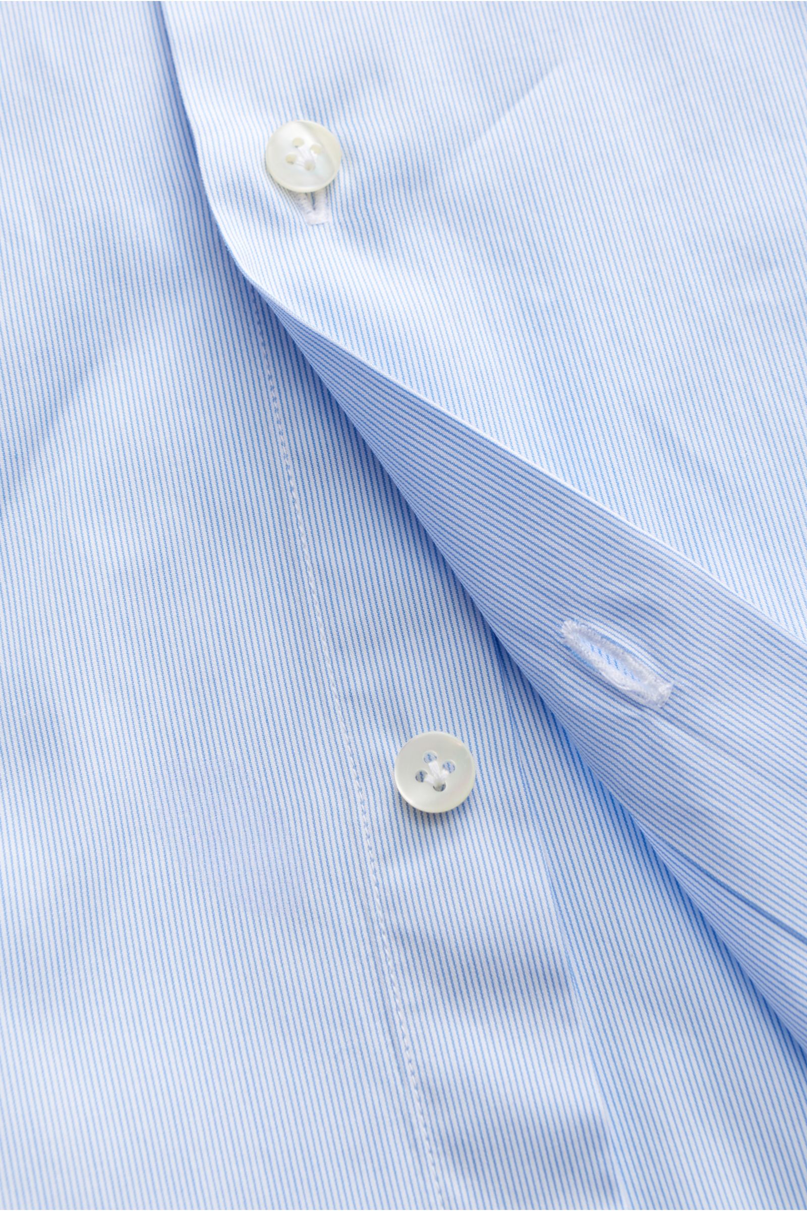 Guglielminotti Casual Hemd Haifisch-Kragen blau/weiß gestreift, Detailaufnahme von Knopfleiste mit Perlmuttknöpfen, reine Baumwolle, glatter Griff, leichte Qualität, Slim Fit, klassische Sportmanschette, rückwärtige Taillenabnäher, gerundeter Saumverlauf.