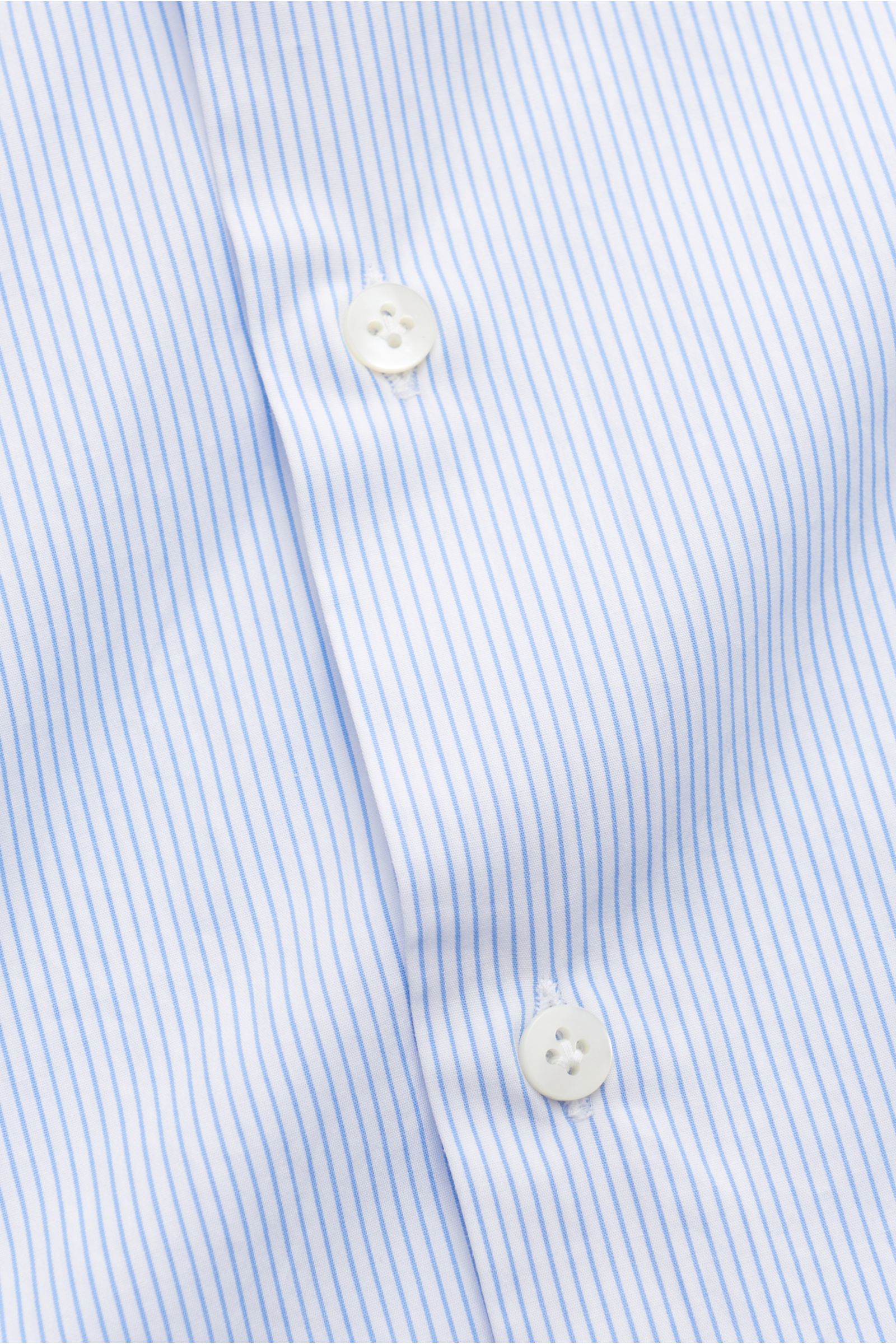 Nahaufnahme aus schräger Perspektive des Guglielminotti Casual Hemd Haifisch-Kragen blau/weiß gestreift mit reiner Baumwolle, glattem Griff, leichter Qualität, Slim Fit, Haifisch-Kragen, französischer Knopfleiste mit Perlmuttknöpfen, klassischer Sportmans