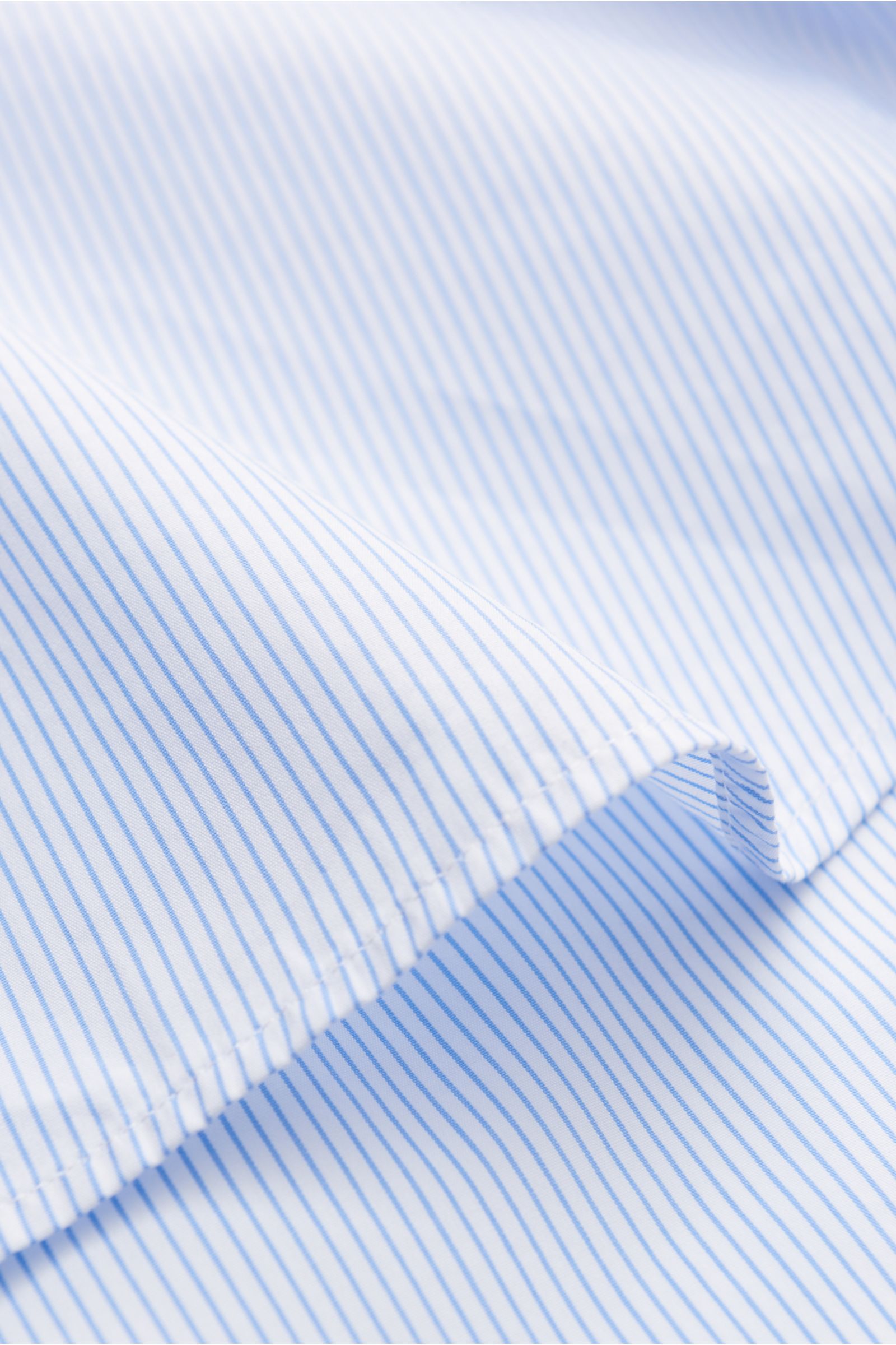 Nahaufnahme des Ärmels vom Guglielminotti Casual Hemd Haifisch-Kragen blau/weiß gestreift aus reiner Baumwolle, glattem Griff, leichter Qualität, Slim Fit, französischer Knopfleiste mit Perlmuttknöpfen, klassischer Sportmanschette, rückwärtigen Taillenabn