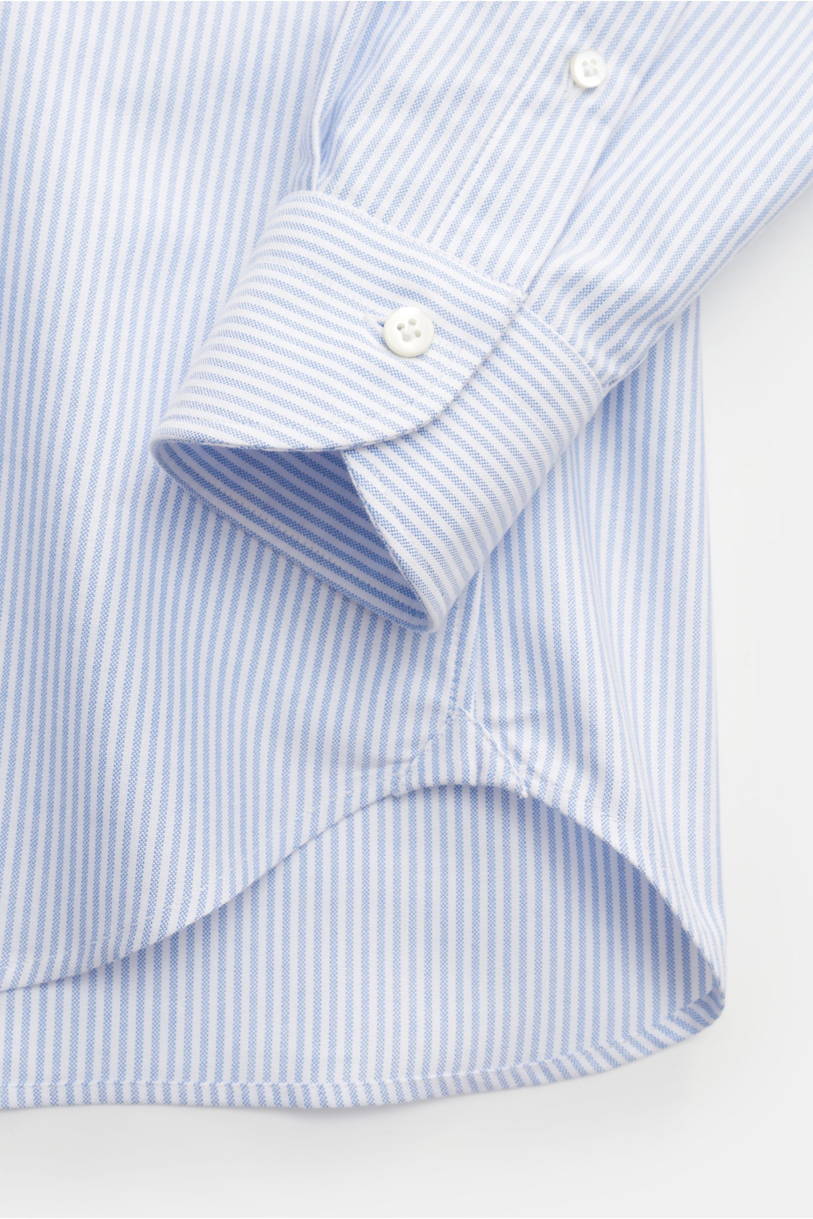 Guglielminotti Oxfordhemd Haifisch-Kragen blau/weiß gestreift, Nahaufnahme von Manschette und gerundetem Saum, Oxford Baumwolle, stabile Qualität, Slim Fit, französische Knopfleiste, klassische Sportmanschette, schmale Rückenpasse, rückwärtige Taillenabnä