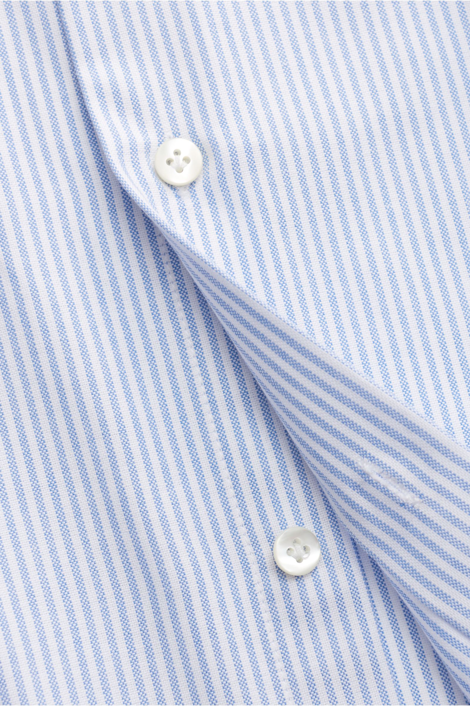 Nahaufnahme von Knopfleiste und Stoff des Guglielminotti Oxfordhemd Haifisch-Kragen blau/weiß gestreift, Oxford aus reiner Baumwolle, stabile Materialqualität, zeitlose Streifen, Slim Fit, Haifisch-Kragen, französische Knopfleiste, klassische Sportmansche