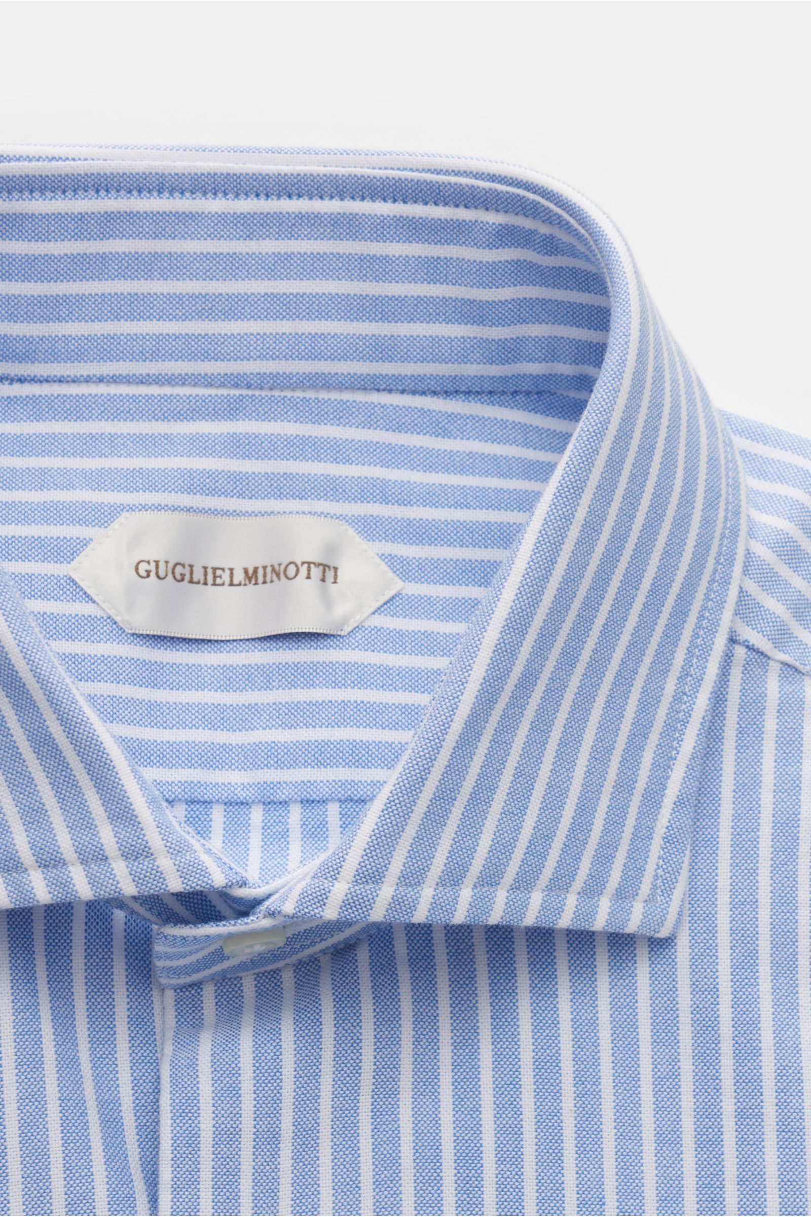 Guglielminotti Oxfordhemd Haifisch-Kragen hellblau/weiß gestreift, Slim Fit, Oxford aus reiner Baumwolle, stabile Qualität, französische Knopfleiste, Sportmanschette, schmale Rückenpasse, Taillenabnäher, gerundeter Saum, Nahaufnahme von oben.