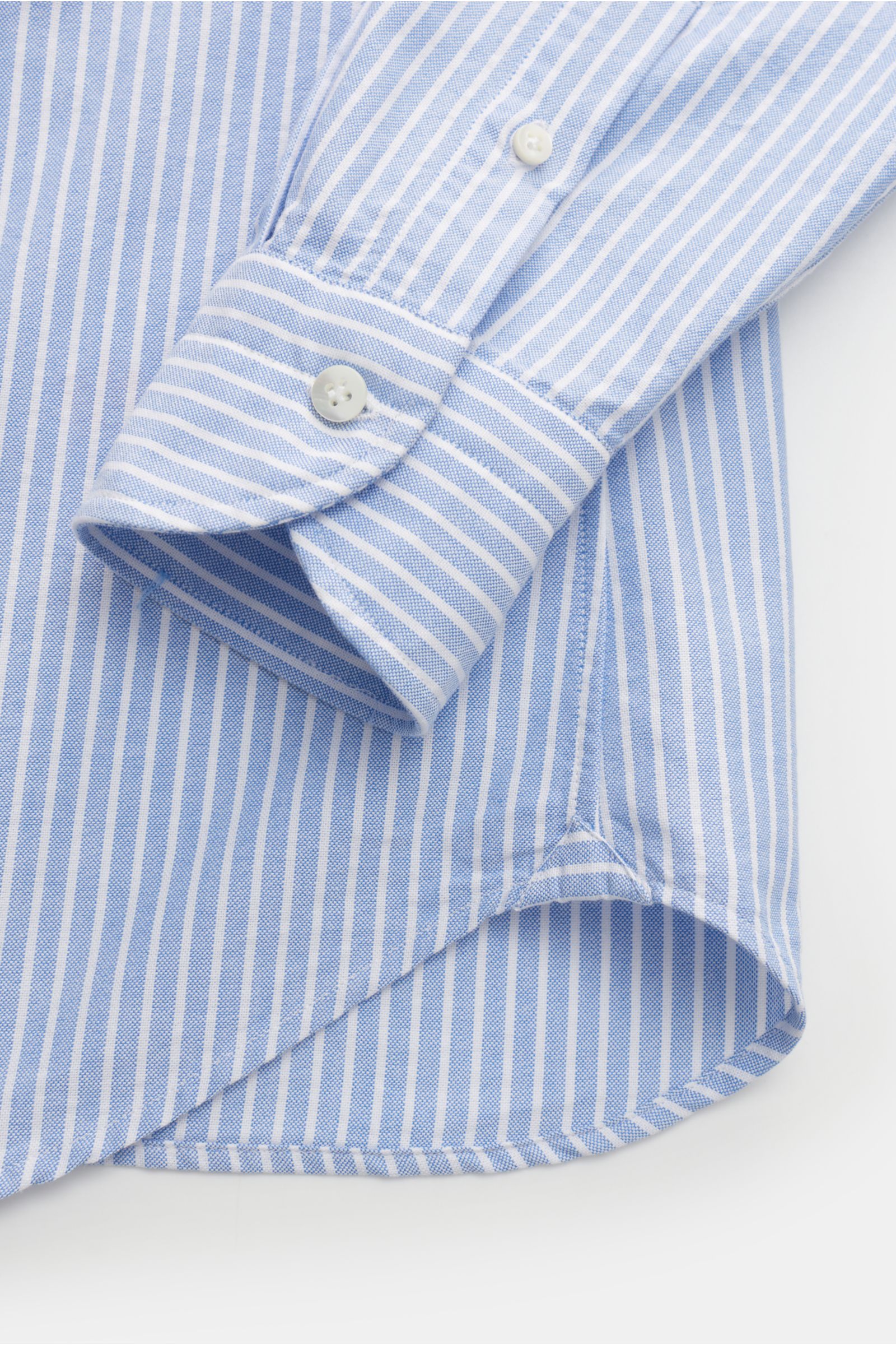 Guglielminotti Oxfordhemd Haifisch-Kragen hellblau/weiß gestreift, Nahaufnahme der Manschette, Oxford aus reiner Baumwolle, stabile Qualität, Slim Fit, französische Knopfleiste, klassische Sportmanschette, schmale Rückenpasse, Taillenabnäher, gerundeter S