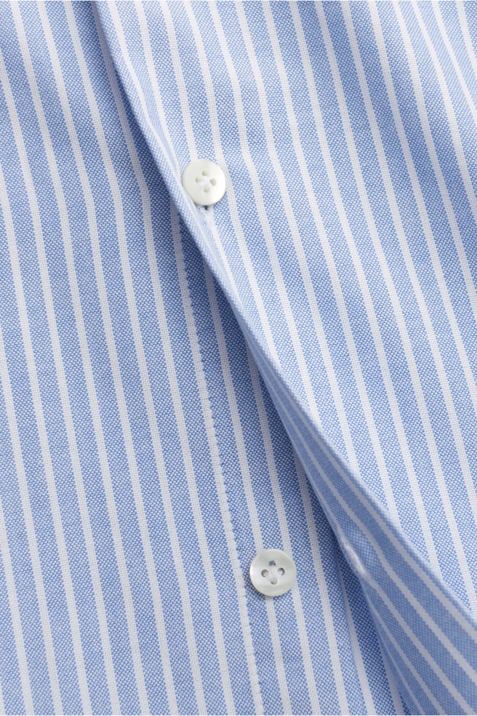 Guglielminotti Oxfordhemd Haifisch-Kragen hellblau/weiß gestreift, Slim Fit, Oxford aus reiner Baumwolle, stabile Qualität, Knöpfe, Detailansicht.