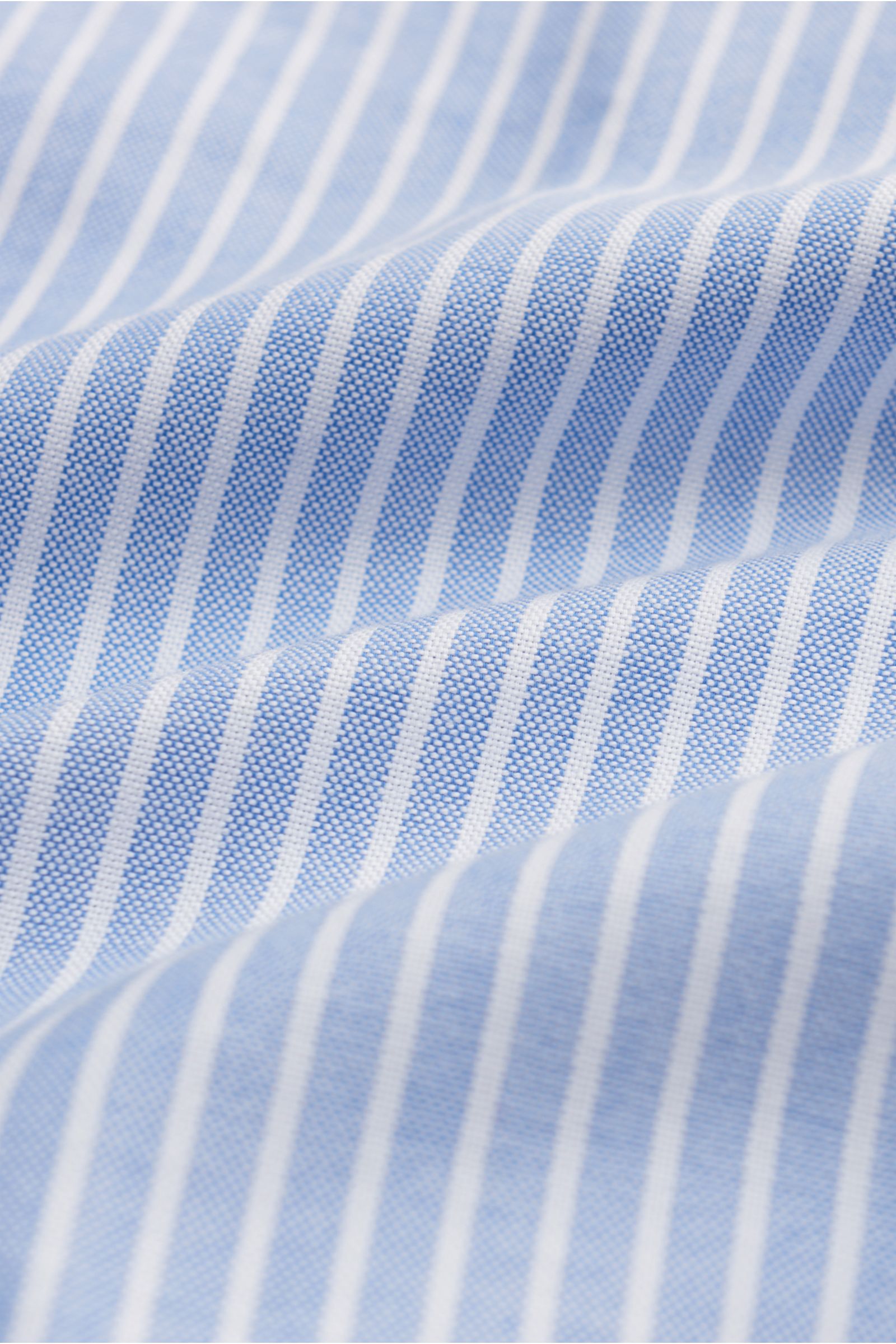 Nahaufnahme des Guglielminotti Oxfordhemd Haifisch-Kragen hellblau/weiß gestreift aus reiner Baumwolle mit stabiler Qualität, Slim Fit, Haifisch-Kragen, französischer Knopfleiste, klassischer Sportmanschette, schmaler Rückenpasse, rückwärtigen Taillenabnä