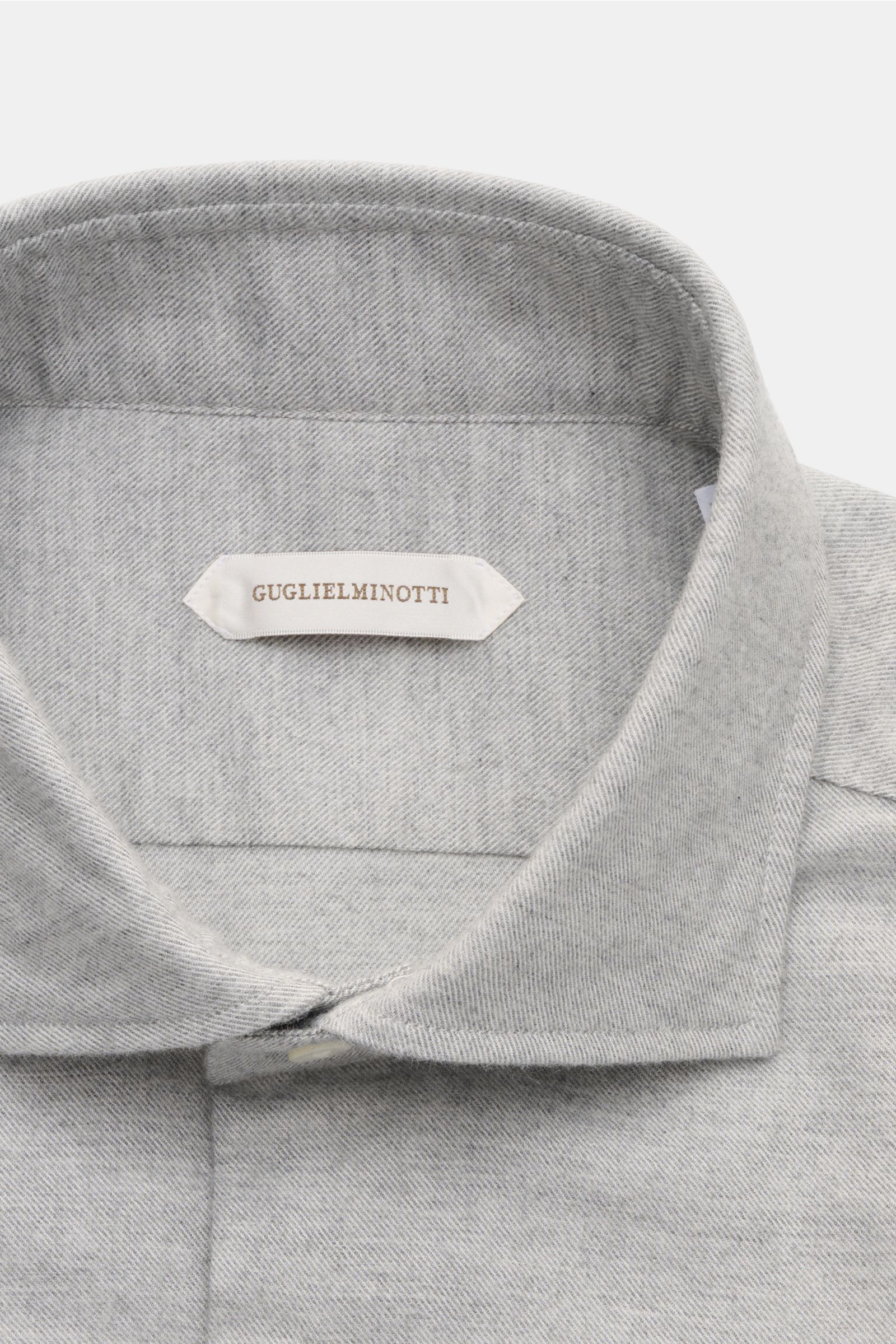 Guglielminotti Flanellhemd Haifisch-Kragen hellgrau meliert, Slim Fit, weicher Griff, Flanell aus Baumwolle und Cashmere, Haifisch-Kragen, französische Knopfleiste, Sportmanschette, Taillenabnäher, gerundeter Saum, Nahaufnahme von oben.