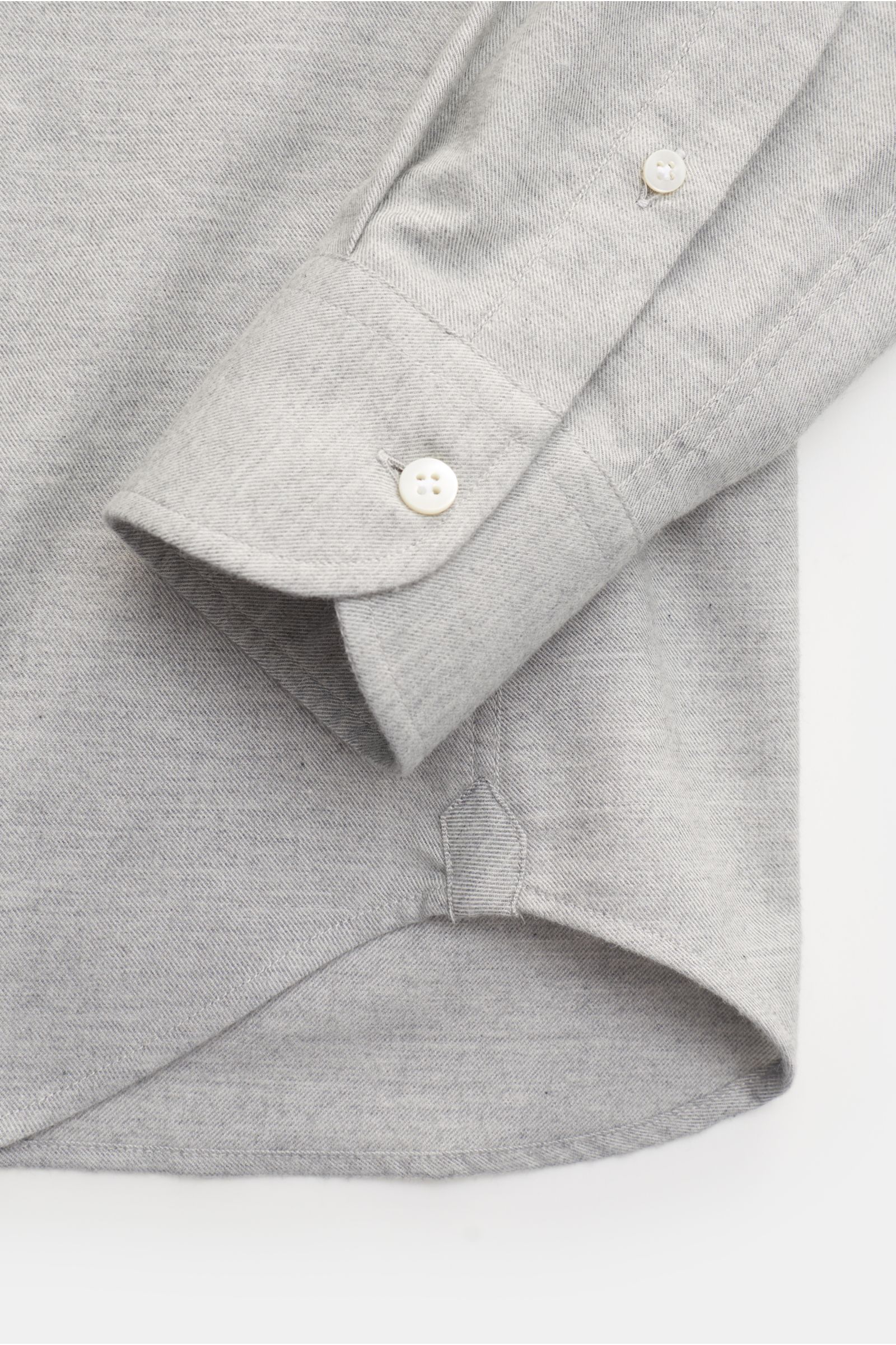 Guglielminotti Flanellhemd Haifisch-Kragen hellgrau meliert, Detailaufnahme von Ärmel und Saum, Flanell aus Baumwolle und Cashmere, weicher Griff, Slim Fit, französische Knopfleiste, klassische Sportmanschette, rückwärtige Taillenabnäher, gerundeter Saumv