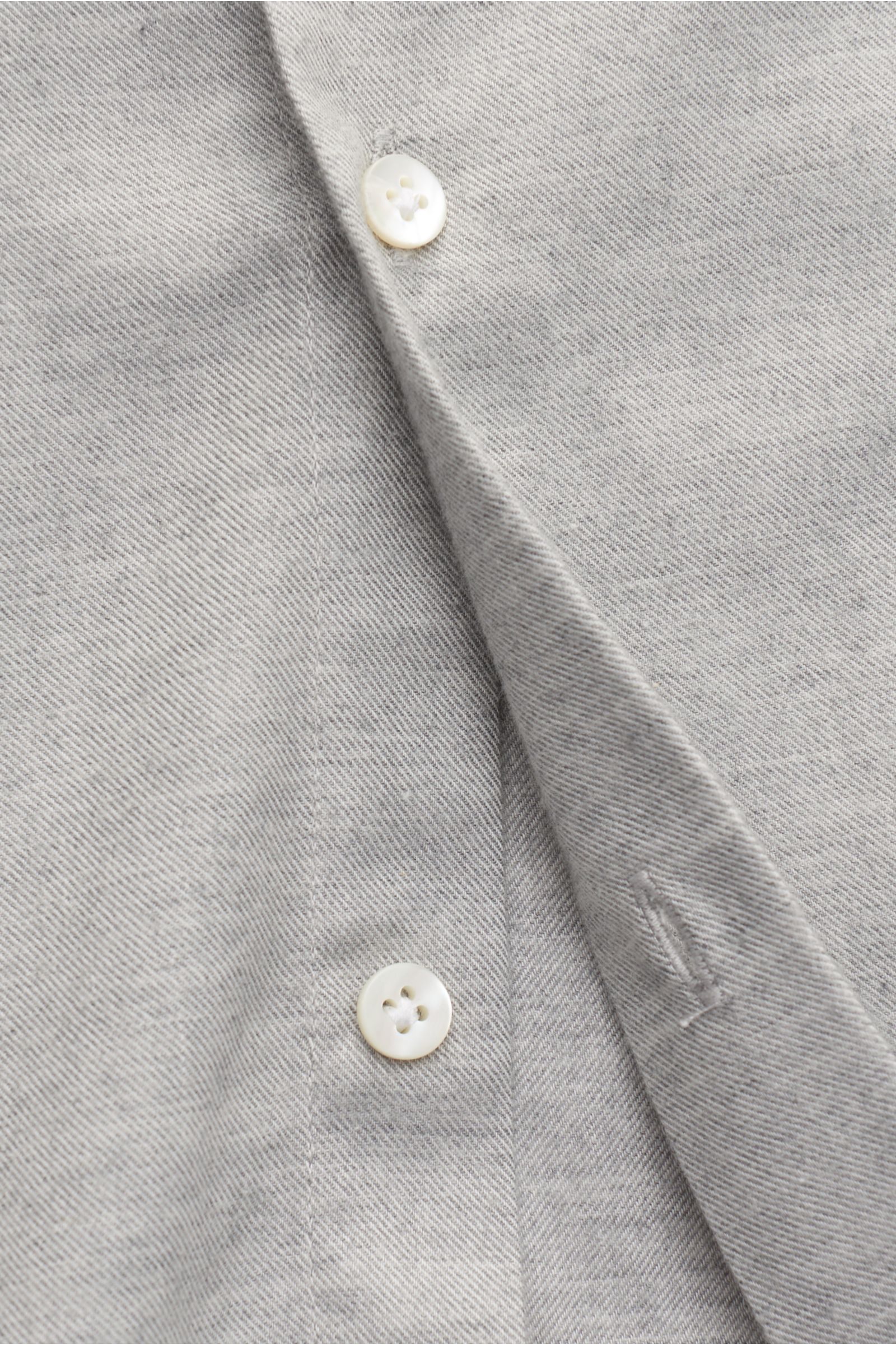 Guglielminotti Flanellhemd Haifisch-Kragen hellgrau meliert aus weichem Baumwolle-Cashmere-Flanell, Slim Fit, Haifisch-Kragen, französische Knopfleiste, Sportmanschette, Taillenabnäher, gerundeter Saum, Detailaufnahme von vorne.