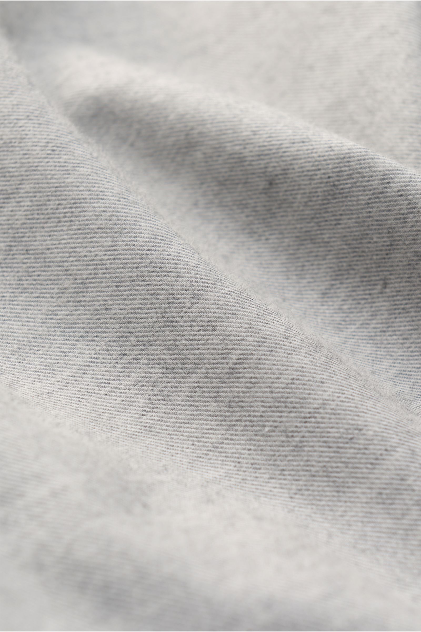 Guglielminotti Flanellhemd Haifisch-Kragen hellgrau meliert, Detailaufnahme Stoffstruktur, Flanell aus Baumwolle und Cashmere, weicher Griff, Slim Fit.